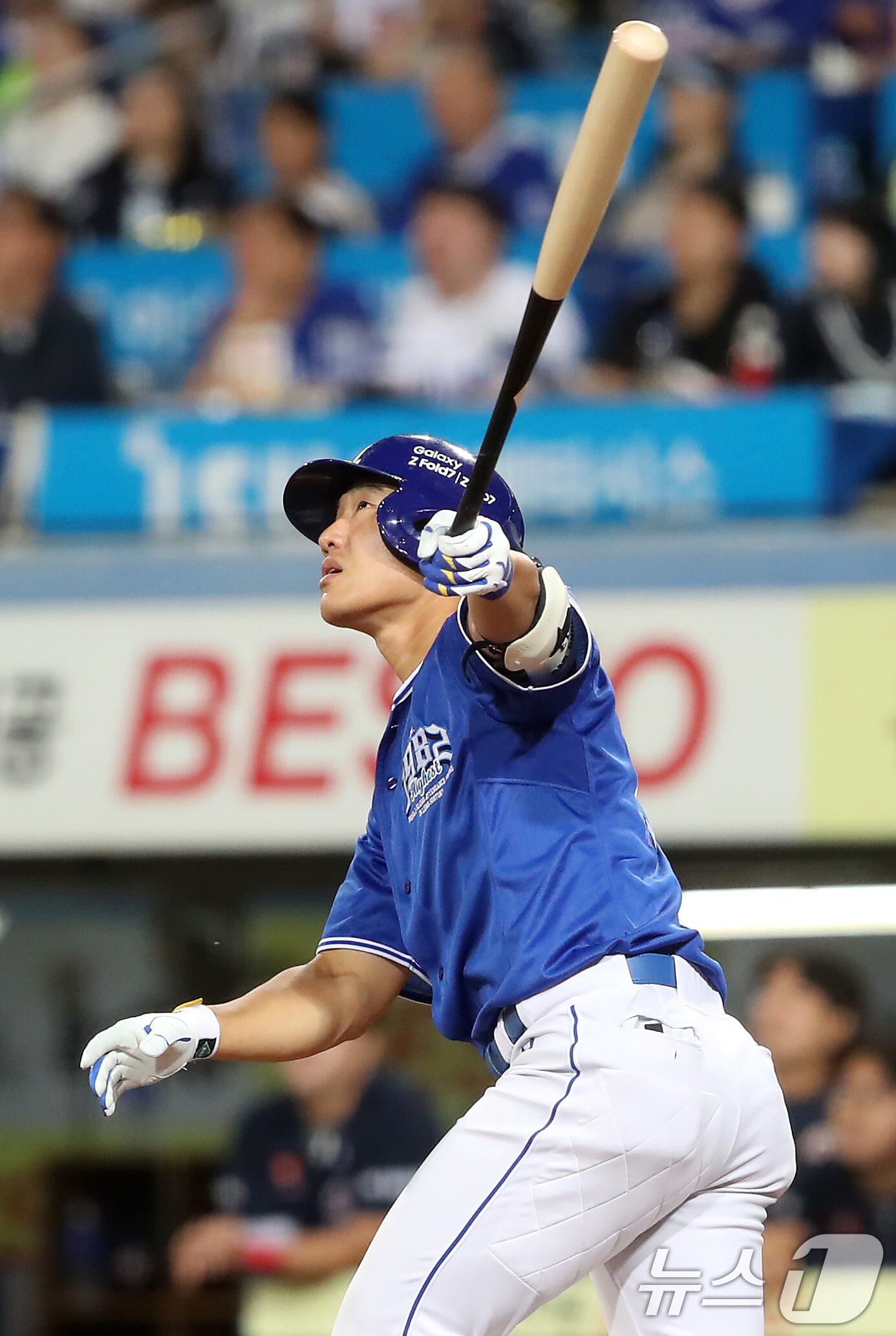 본문 이미지 - 23일 오후 대구 수성구 삼성라이온즈파크에서 열린 프로야구 '2025 신한 SOL뱅크 KBO 리그' 두산 베어스와 삼성 라이온즈 경기, 6회말 삼성 공격 1사 상황 6번타자 이성규가 좌월 1점 홈런을 터뜨리며 경기를 역전시키고 있다. 2025.9.23/뉴스1 ⓒ News1 공정식 기자