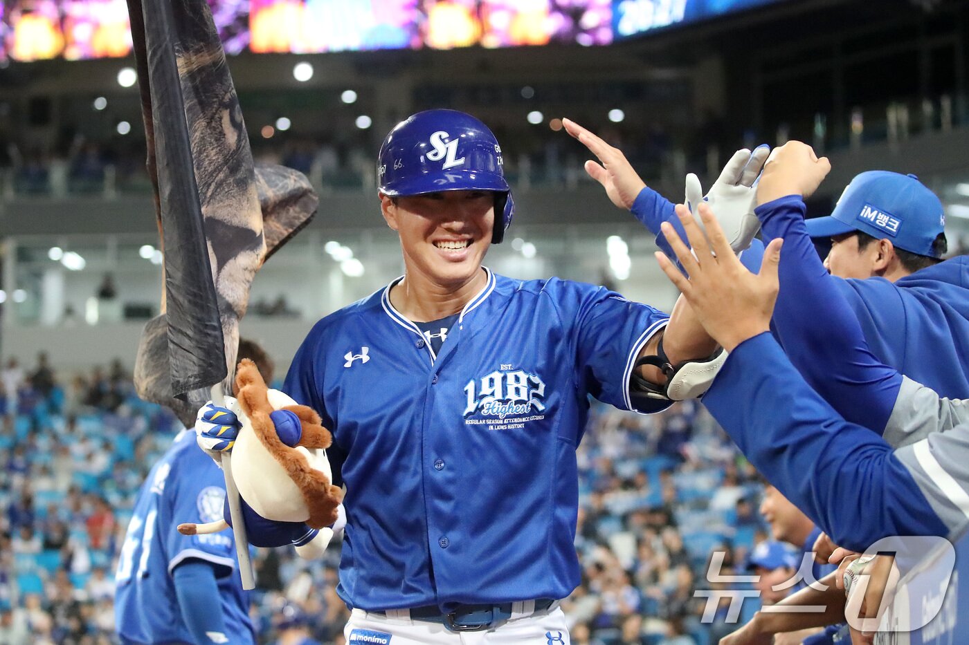 본문 이미지 - 23일 오후 대구 수성구 삼성라이온즈파크에서 열린 프로야구 &#39;2025 신한 SOL뱅크 KBO 리그&#39; 두산 베어스와 삼성 라이온즈 경기, 6회말 삼성 6번타자 이성규가 좌월 1점 홈런을 때려 경기를 역전시킨 뒤 기뻐하고 있다. 2025.9.23/뉴스1 ⓒ News1 공정식 기자