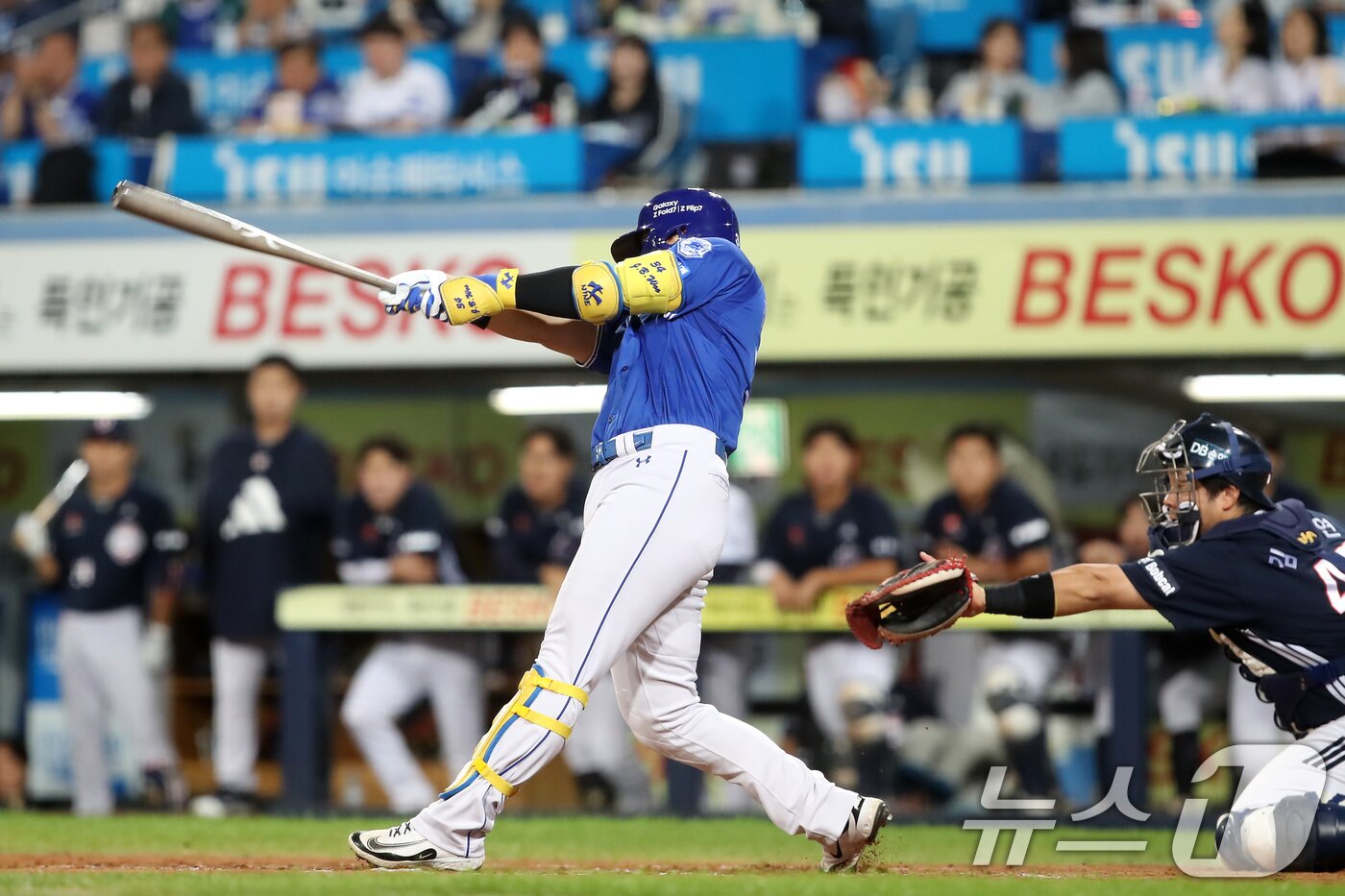 본문 이미지 - 23일 오후 대구 수성구 삼성라이온즈파크에서 열린 프로야구 &#39;2025 신한 SOL뱅크 KBO 리그&#39; 두산 베어스와 삼성 라이온즈 경기, 7회말 1사 만루 상황 삼성 5번타순 때 대타로 나온 전병우가 중견수 앞 2타점 적시타를 치고 있다. 2025.9.23/뉴스1 ⓒ News1 공정식 기자