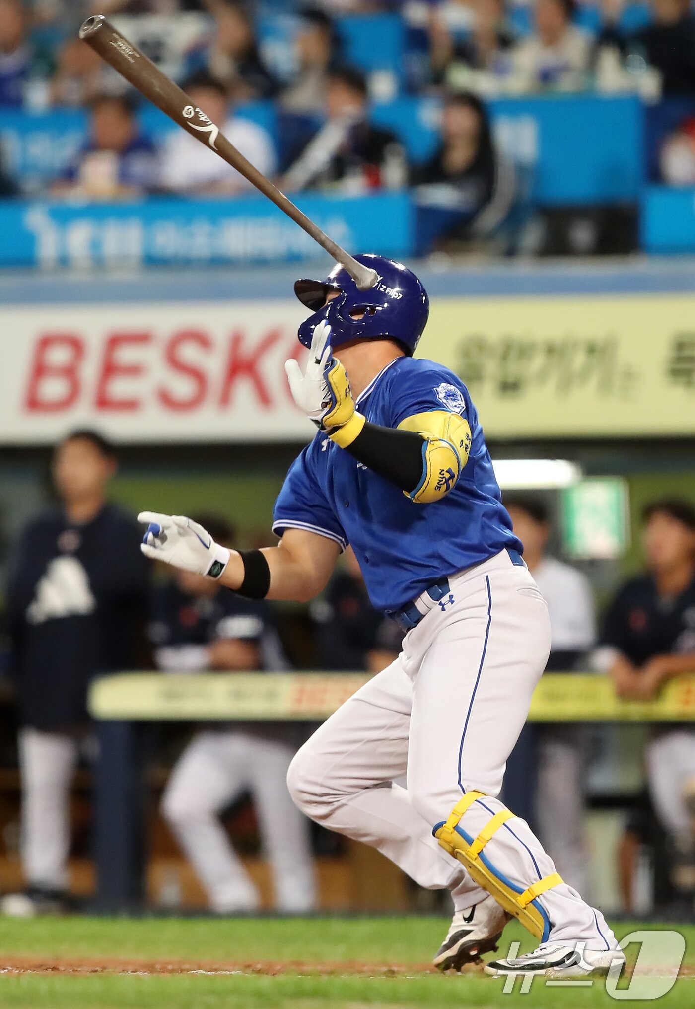 본문 이미지 - 23일 오후 대구 수성구 삼성라이온즈파크에서 열린 프로야구 '2025 신한 SOL뱅크 KBO 리그' 두산 베어스와 삼성 라이온즈 경기, 7회말 1사 만루 상황 삼성 5번타순 때 대타로 나온 전병우가 중견수 앞 2타점 적시타를 치고 있다. 2025.9.23 ⓒ 뉴스1 공정식 기자