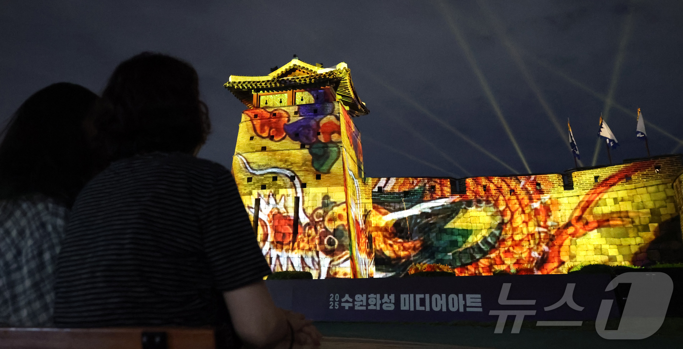 (수원=뉴스1) 김영운 기자 = 2025 수원화성 미디어아트 개막을 나흘 앞둔 지난 23일 오후 경기 수원시 팔달구 수원화성 화서문 일대에서 미디어아트쇼 리허설이 진행되고 있다.제 …