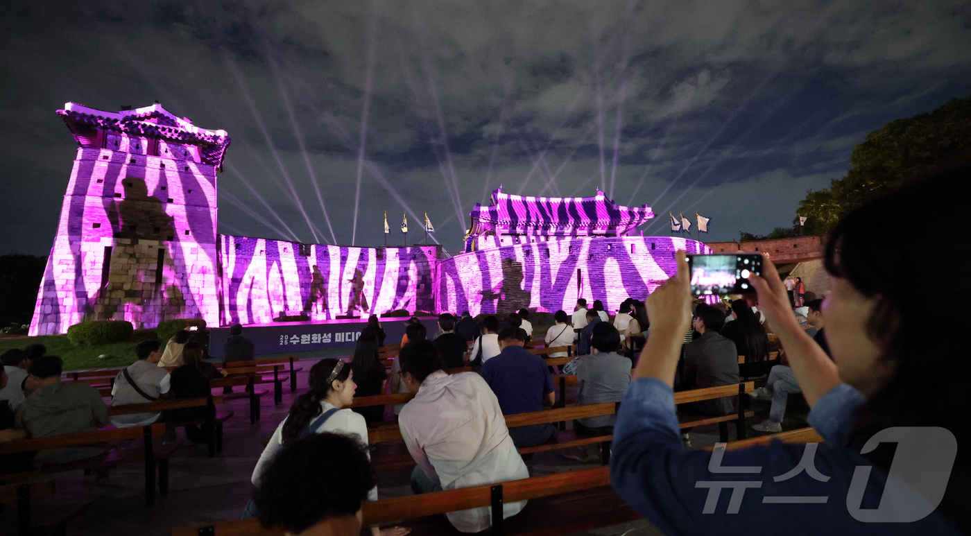 (수원=뉴스1) 김영운 기자 = 2025 수원화성 미디어아트 개막을 나흘 앞둔 지난 23일 오후 경기 수원시 팔달구 수원화성 화서문 일대에서 미디어아트쇼 리허설이 진행되고 있다.제 …