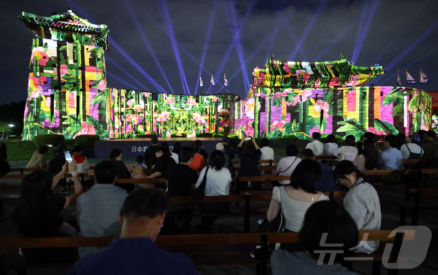 (수원=뉴스1) 김영운 기자 = 2025 수원화성 미디어아트 개막을 나흘 앞둔 지난 23일 오후 경기 수원시 팔달구 수원화성 화서문 일대에서 미디어아트쇼 리허설이 진행되고 있다.제 …