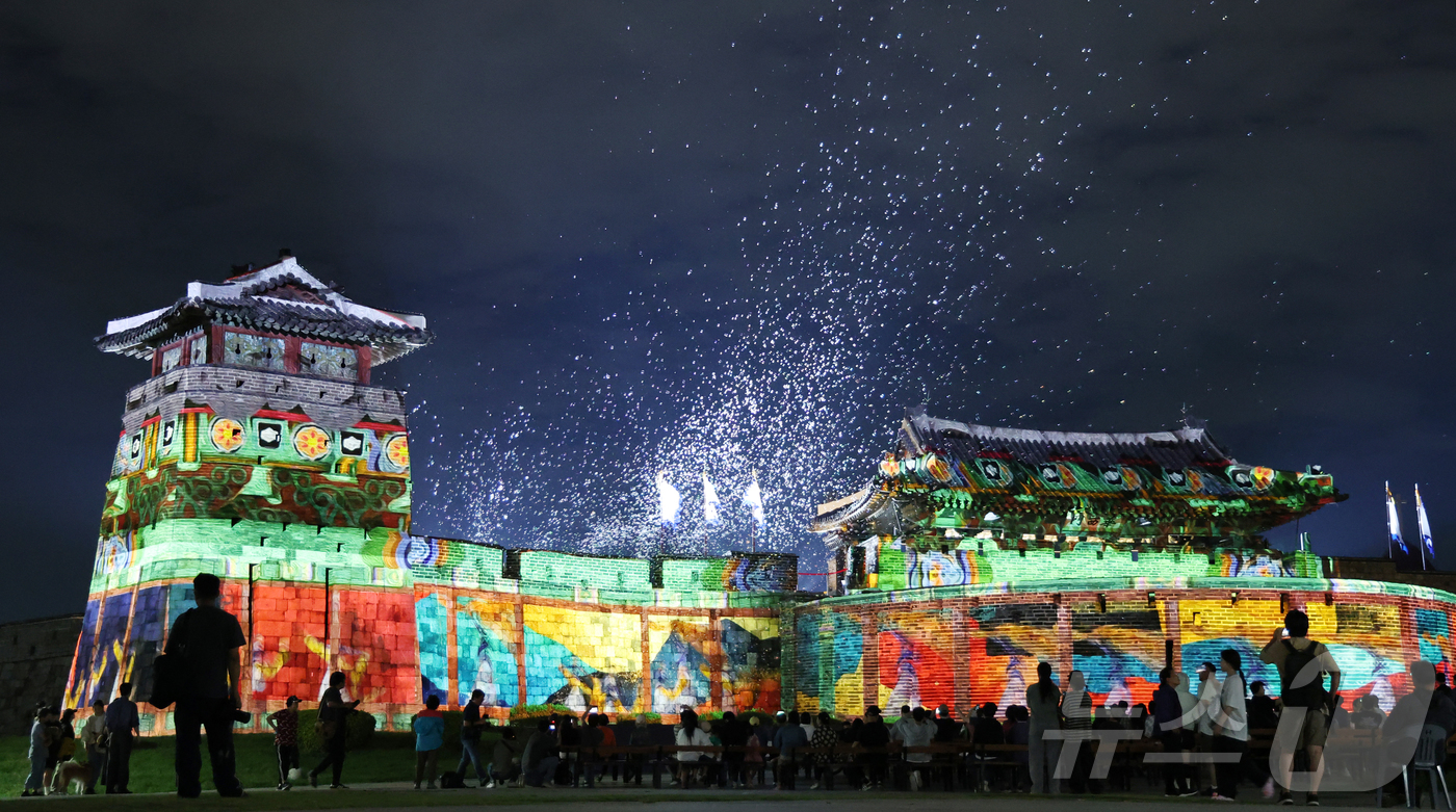 (수원=뉴스1) 김영운 기자 = 2025 수원화성 미디어아트 개막을 나흘 앞둔 지난 23일 오후 경기 수원시 팔달구 수원화성 화서문 일대에서 미디어아트쇼 리허설이 진행되고 있다.제 …