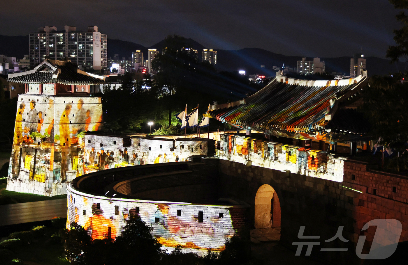 (수원=뉴스1) 김영운 기자 = 2025 수원화성 미디어아트 개막을 나흘 앞둔 지난 23일 오후 경기 수원시 팔달구 수원화성 화서문 일대에서 미디어아트쇼 리허설이 진행되고 있다.제 …