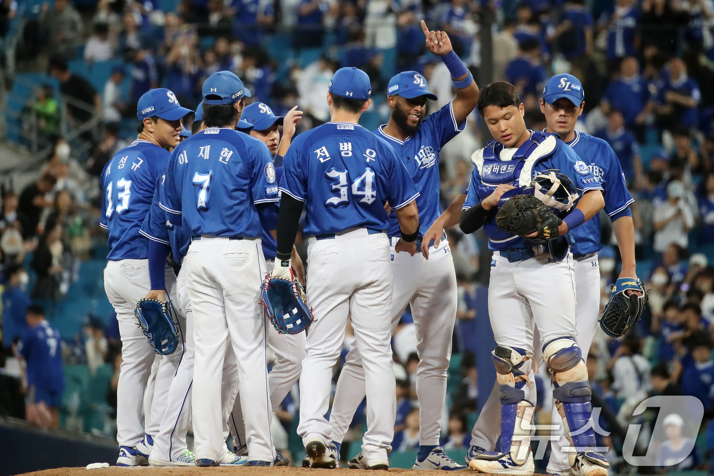 (대구=뉴스1) 공정식 기자 = 23일 오후 대구 수성구 삼성라이온즈파크에서 열린 프로야구 '2025 신한 SOL뱅크 KBO 리그' 두산 베어스와 삼성 라이온즈 경기, 7대 5 승 …