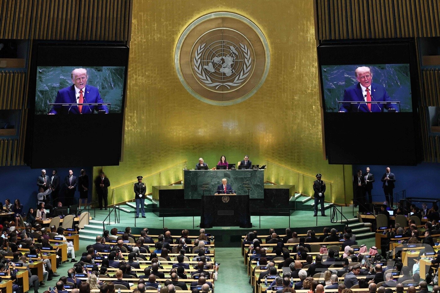 본문 이미지 - 도널드 트럼프 미국 대통령이 23일&#40;현지시간&#41; 미국 뉴욕 유엔 본부에서 열린 제80차 유엔 총회에서 연설하고 있다. ⓒ AFP=뉴스1 ⓒ News1 황기선 기자