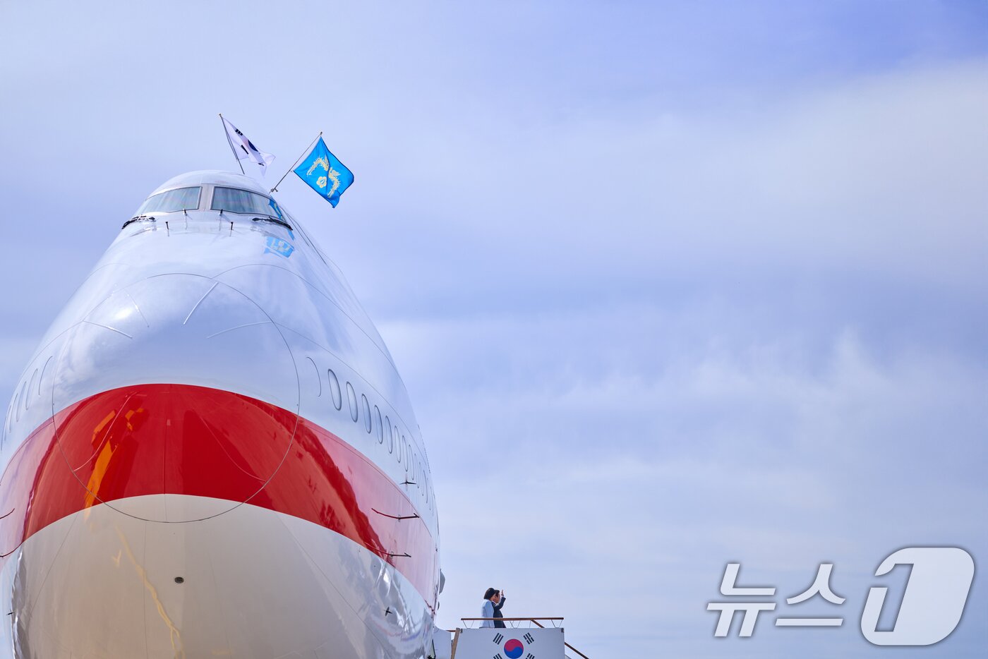 본문 이미지 - 이재명 대통령과 김혜경 여사가 미국 뉴욕에서 열리는 제80차 유엔총회 참석을 위해 지난 22일 경기도 성남 서울공항을 통해 출국하며 인사하고 있다. &#40;이재명 대통령 SNS. 재판매 및 DB 금지&#41; 2025.9.24/뉴스1 ⓒ News1 허경 기자