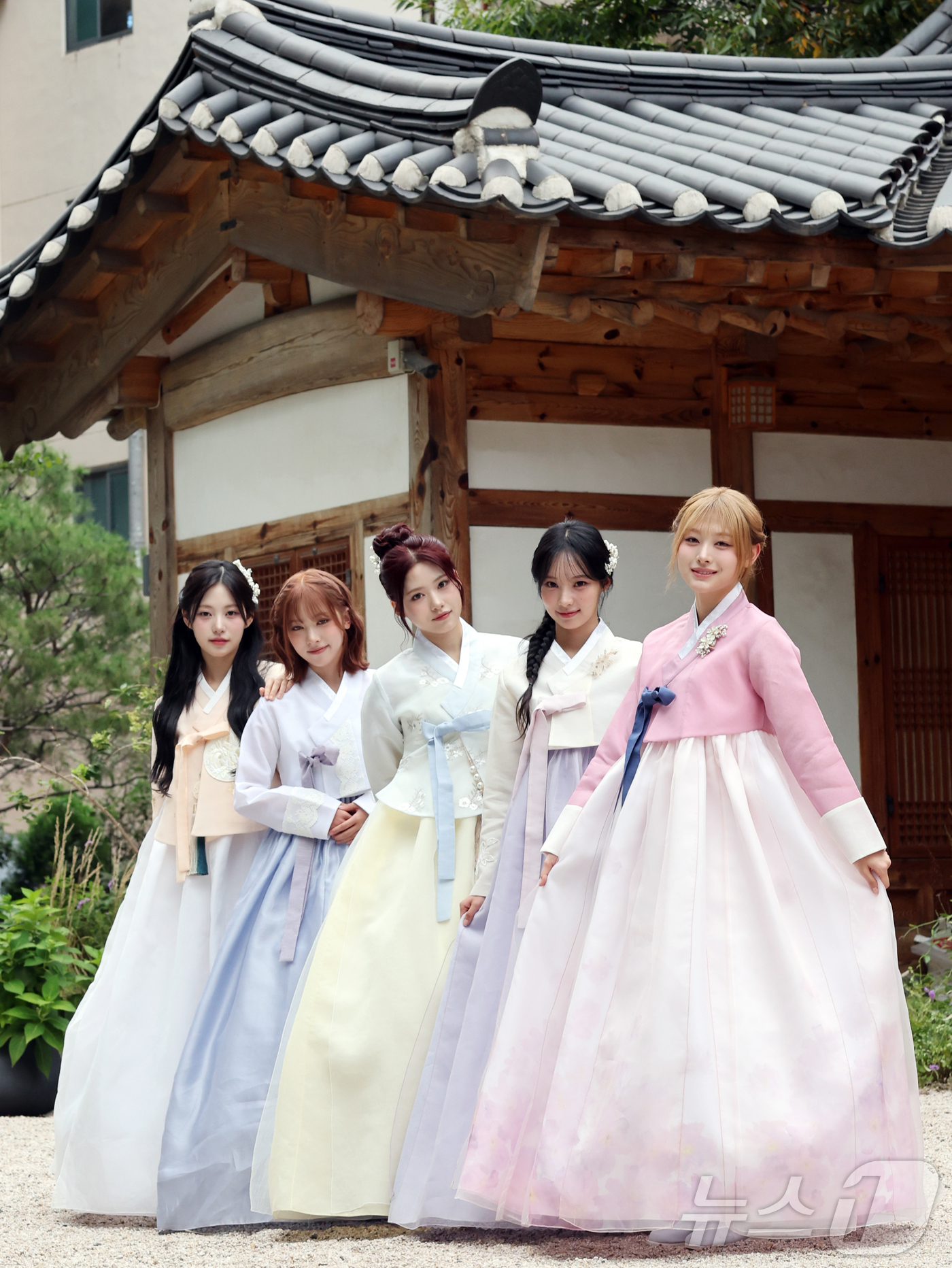 (서울=뉴스1) 황기선 기자 = 걸그룹 리센느가 서울 종로구 뉴스1 인근에서 인터뷰 전 한복을 곱게 차려 입고 추석 인사를 전하고 있다. 2025.10.5/뉴스1