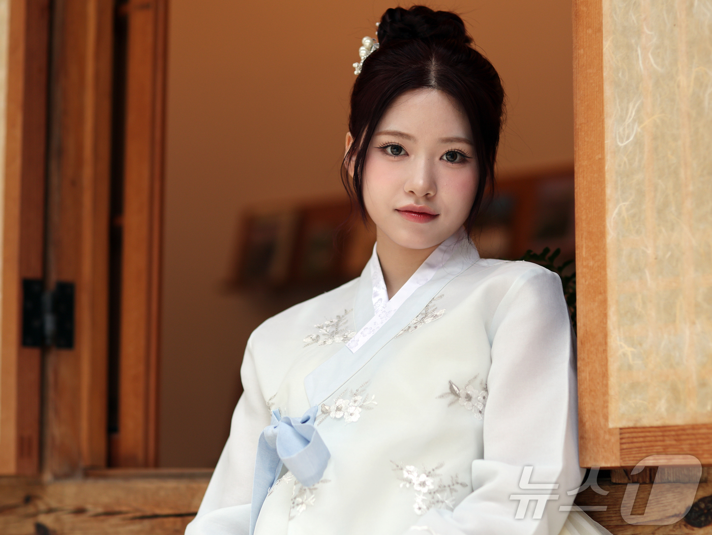 (서울=뉴스1) 황기선 기자 = 걸그룹 리센느가 서울 종로구 뉴스1 인근에서 인터뷰 전 한복을 곱게 차려 입고 추석 인사를 전하고 있다. 2025.10.5/뉴스1