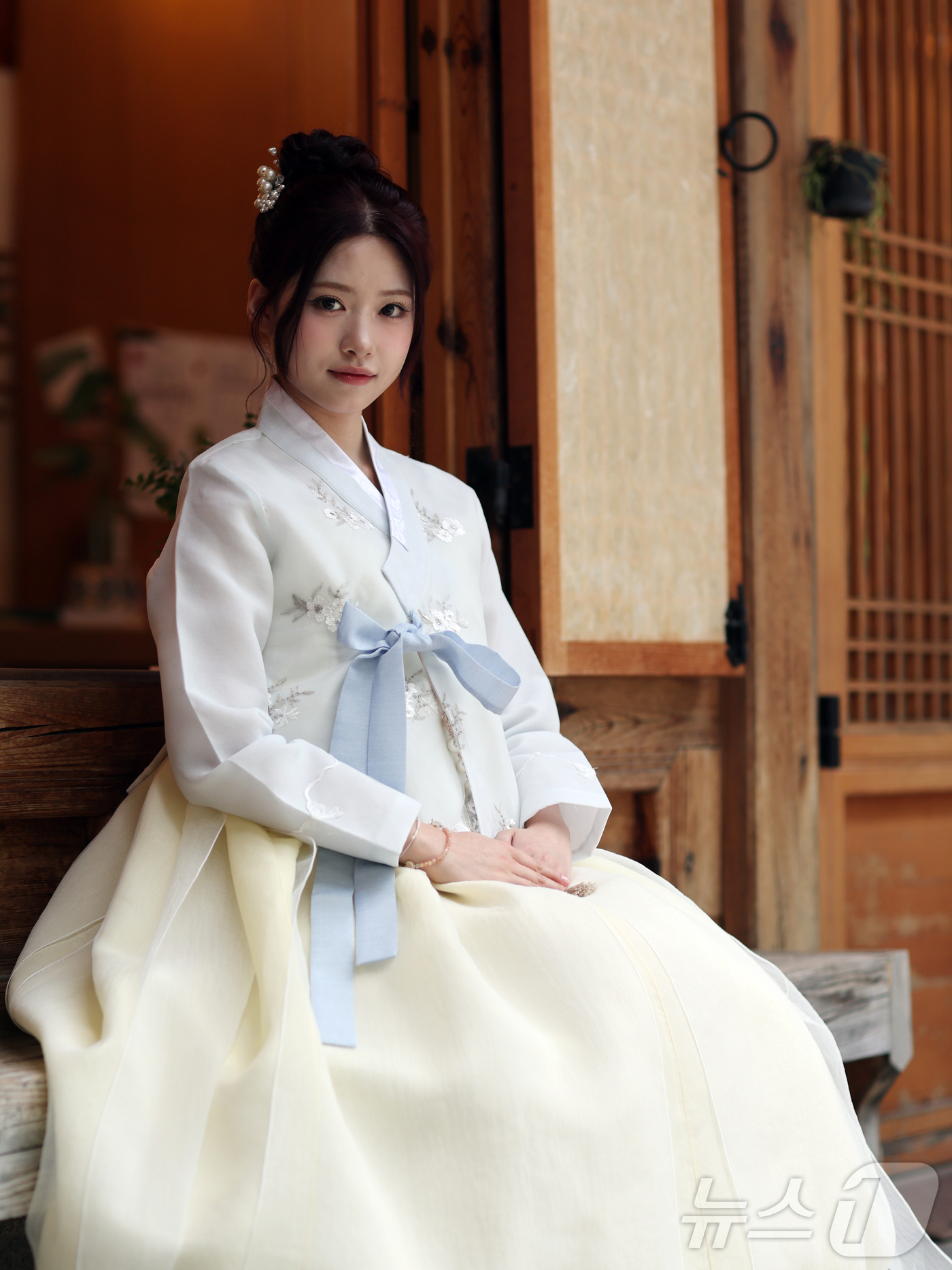 (서울=뉴스1) 황기선 기자 = 걸그룹 리센느 제나가 서울 종로구 뉴스1 인근에서 인터뷰 전 한복을 곱게 차려 입고 추석 인사를 전하고 있다. 2025.10.5/뉴스1