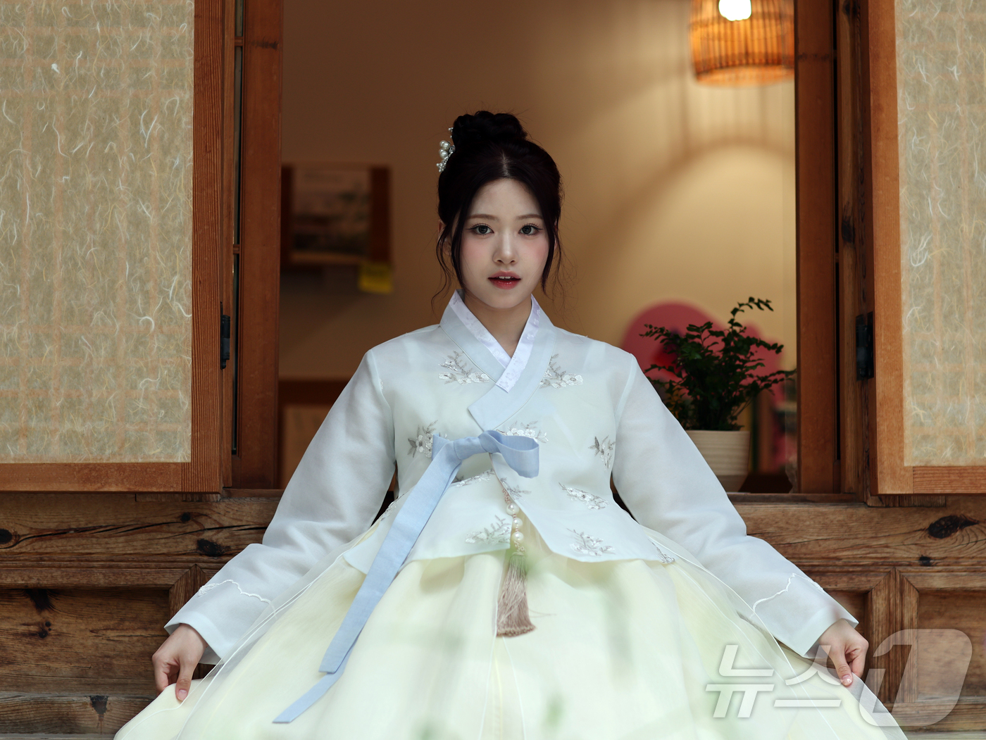 (서울=뉴스1) 황기선 기자 = 걸그룹 리센느가 서울 종로구 뉴스1 인근에서 인터뷰 전 한복을 곱게 차려 입고 추석 인사를 전하고 있다. 2025.10.5/뉴스1