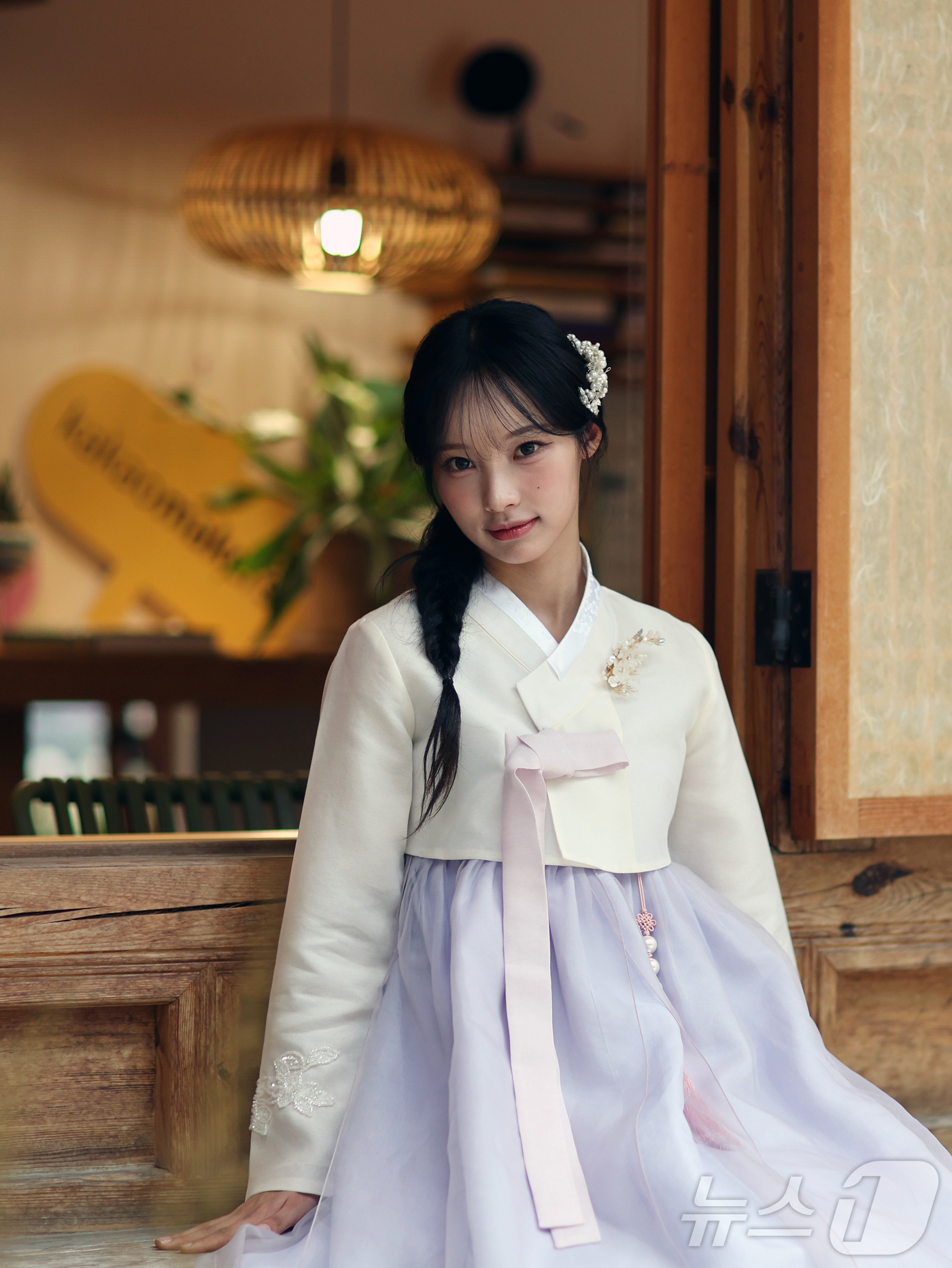 (서울=뉴스1) 황기선 기자 = 걸그룹 리센느 원이가 서울 종로구 뉴스1 인근에서 인터뷰 전 한복을 곱게 차려 입고 추석 인사를 전하고 있다. 2025.10.5/뉴스1