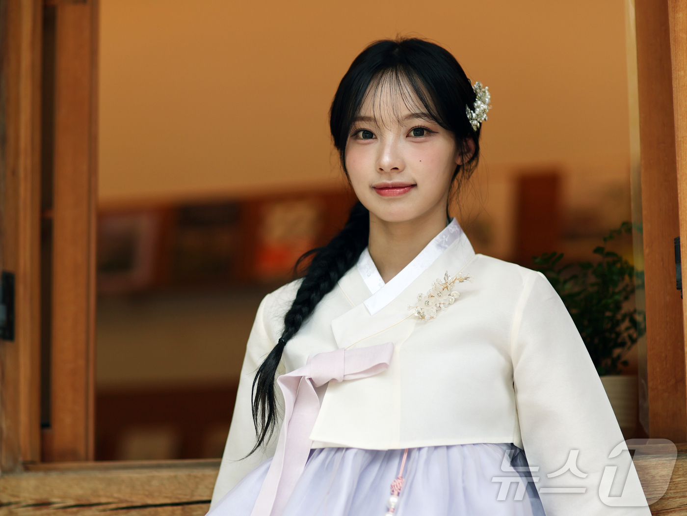 (서울=뉴스1) 황기선 기자 = 걸그룹 리센느 원이가 서울 종로구 뉴스1 인근에서 인터뷰 전 한복을 곱게 차려 입고 추석 인사를 전하고 있다. 2025.10.5/뉴스1