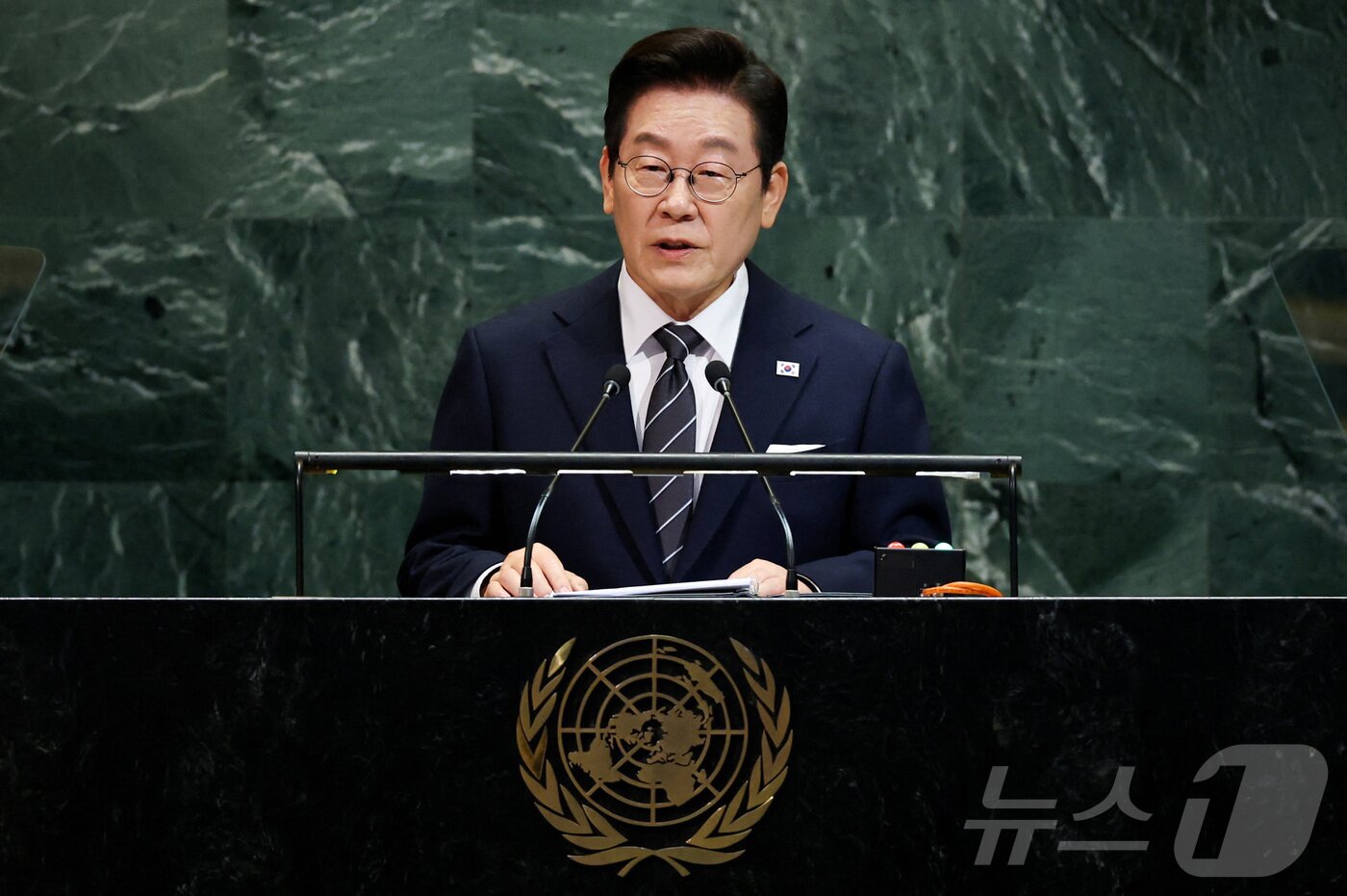 본문 이미지 - 이재명 대통령이 지난 23일&#40;현지시간&#41; 미국 뉴욕 유엔 본부에서 열린 제80차 유엔 총회에서 기조연설을 하고 있다. ⓒ 로이터=뉴스1 ⓒ News1 황기선 기자