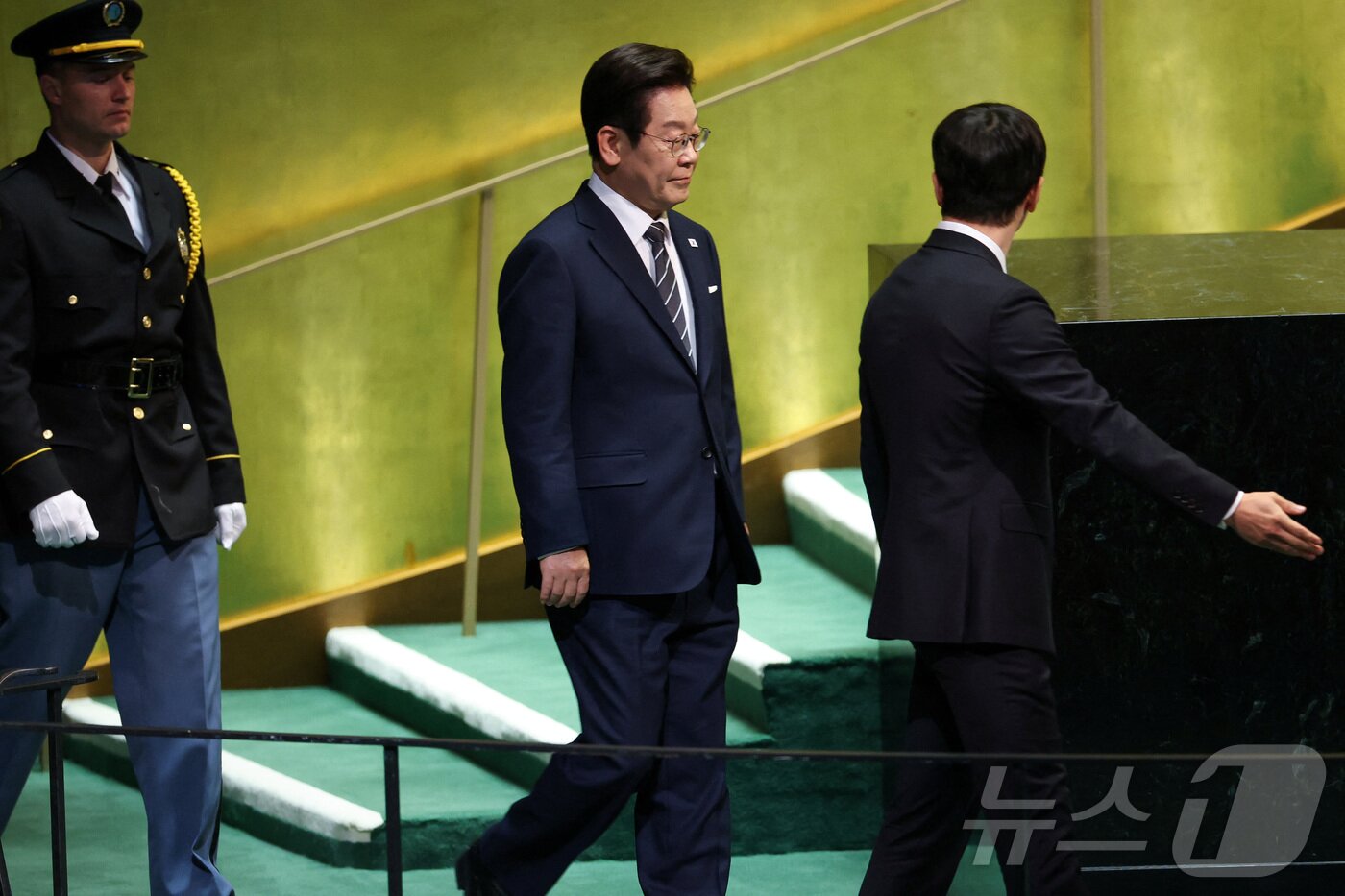 본문 이미지 - 이재명 대통령이 23일&#40;현지시간&#41; 미국 뉴욕 유엔 본부에서 열린 제80차 유엔 총회에서 기조연설을 위해 이동하고 있다. ⓒ 로이터=뉴스1 ⓒ News1 황기선 기자