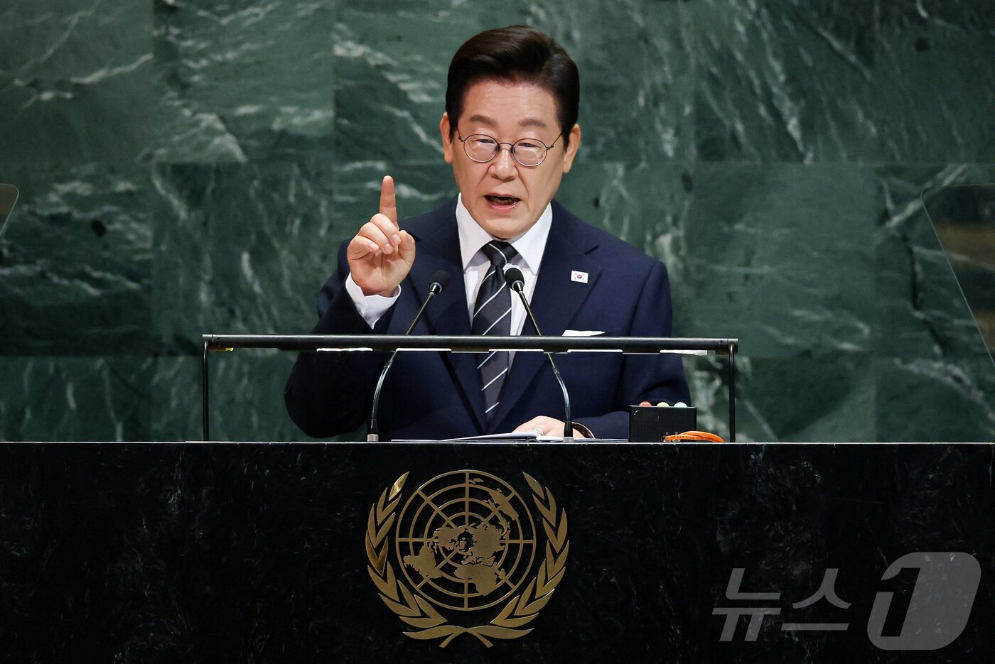 본문 이미지 - 이재명 대통령이 23일&#40;현지시간&#41; 미국 뉴욕 유엔 본부에서 열린 제80차 유엔 총회에서 기조연설을하고 있다. ⓒ 로이터=뉴스1 ⓒ News1 황기선 기자