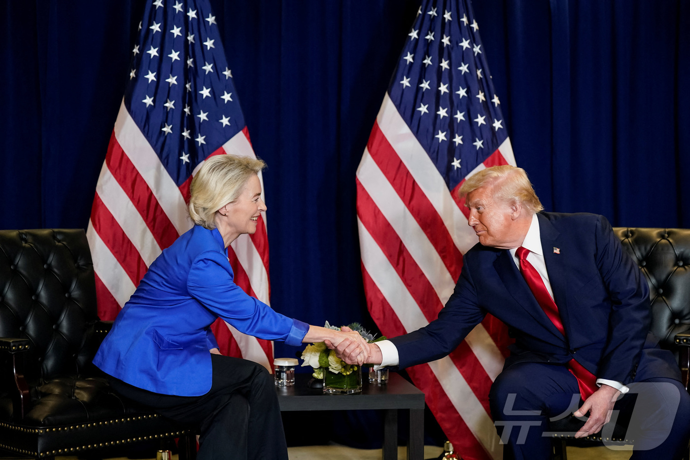 (뉴욕 로이터=뉴스1) 류정민 특파원 = 도널드 트럼프 미국 대통령과 우르줄라 폰데어라이엔 유럽연합(EU) 집행위원회 위원장이 23일(현지시간) 미국 뉴욕에서 열린 제80차 유엔 …