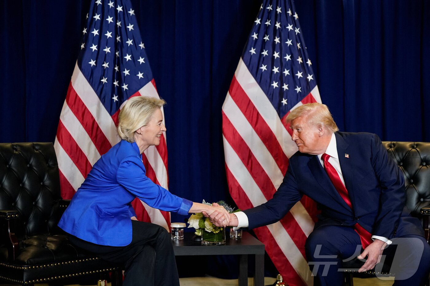 본문 이미지 - 도널드 트럼프 미국 대통령과 우르줄라 폰데어라이엔 유럽연합(EU) 집행위원회 위원장이 작년 9월 23일(현지시간) 미국 뉴욕에서 열린 제80차 유엔 총회에서 도널드 트럼프 미국 대통령과 회담에 앞서 악수하고 있다. 2025.09.23. ⓒ 로이터=뉴스1