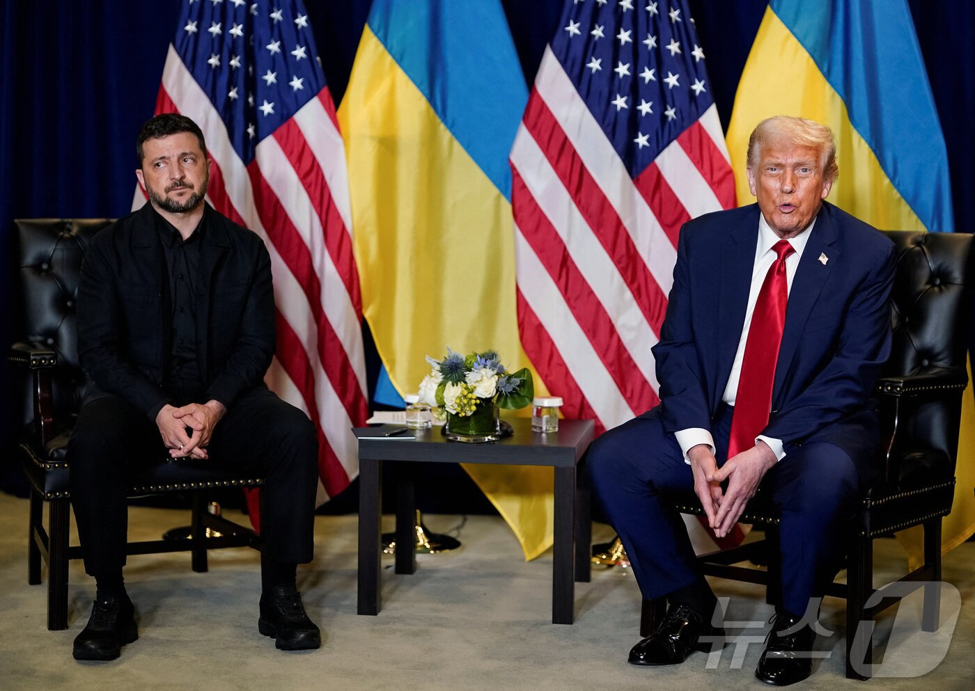 본문 이미지 - 도널드 트럼프 미국 대통령이 23일(현지시간) 미국 뉴욕에서 열린 제80차 유엔 총회에서 볼로디미르 젤렌스키 우크라이나 대통령과 만나 회담하기에 앞서 기자들의 질문에 답하고 있다. 2025.09.23. ⓒ 로이터=뉴스1 ⓒ News1 류정민 특파원