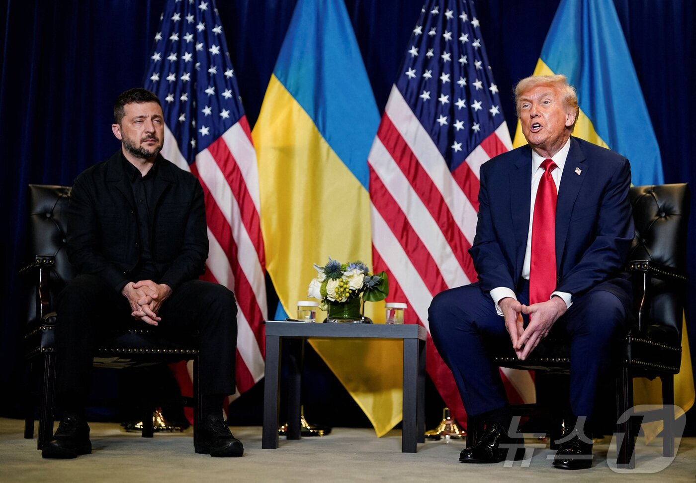본문 이미지 - 도널드 트럼프 미국 대통령이 23일&#40;현지시간&#41; 미국 뉴욕에서 열린 제80차 유엔 총회에서 볼로디미르 젤렌스키 우크라이나 대통령과의 회담에 앞서 기자들의 질문에 답하고 있다. 2025.09.23. ⓒ 로이터=뉴스1 ⓒ News1 류정민 특파원