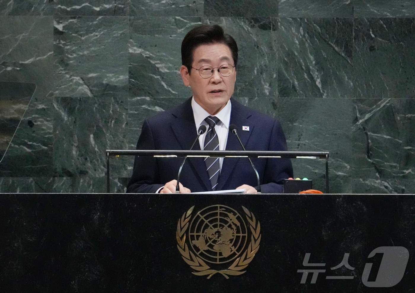 본문 이미지 - 이재명 대통령이 23일&#40;현지시간&#41; 미국 뉴욕 유엔 본부에서 열린 제80차 유엔 총회에서 기조연설을하고 있다. ⓒ AFP=뉴스1