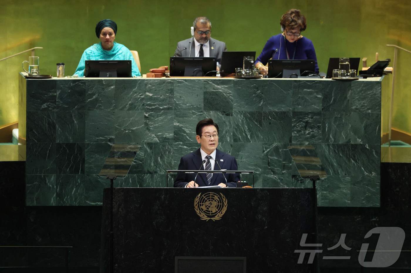 본문 이미지 - 이재명 대통령이 23일&#40;현지시간&#41; 미국 뉴욕 유엔 본부에서 열린 제80차 유엔 총회에서 기조연설을하고 있다. ⓒ AFP=뉴스1