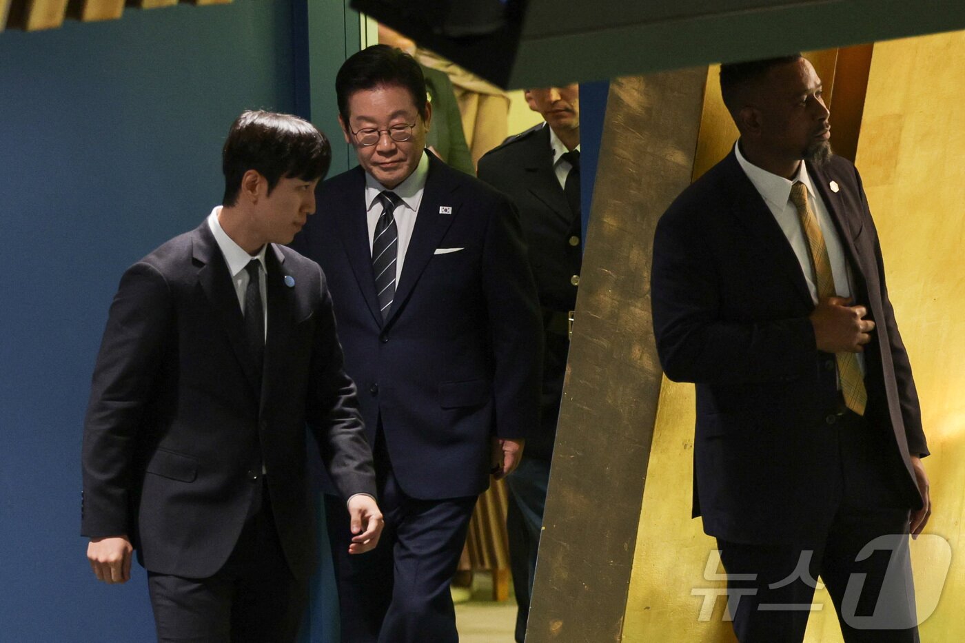 본문 이미지 - 이재명 대통령이 23일&#40;현지시간&#41; 미국 뉴욕 유엔 본부에서 열린 제80차 유엔 총회에서 기조연설을 위해 이동하고 있다. ⓒ 로이터=뉴스1