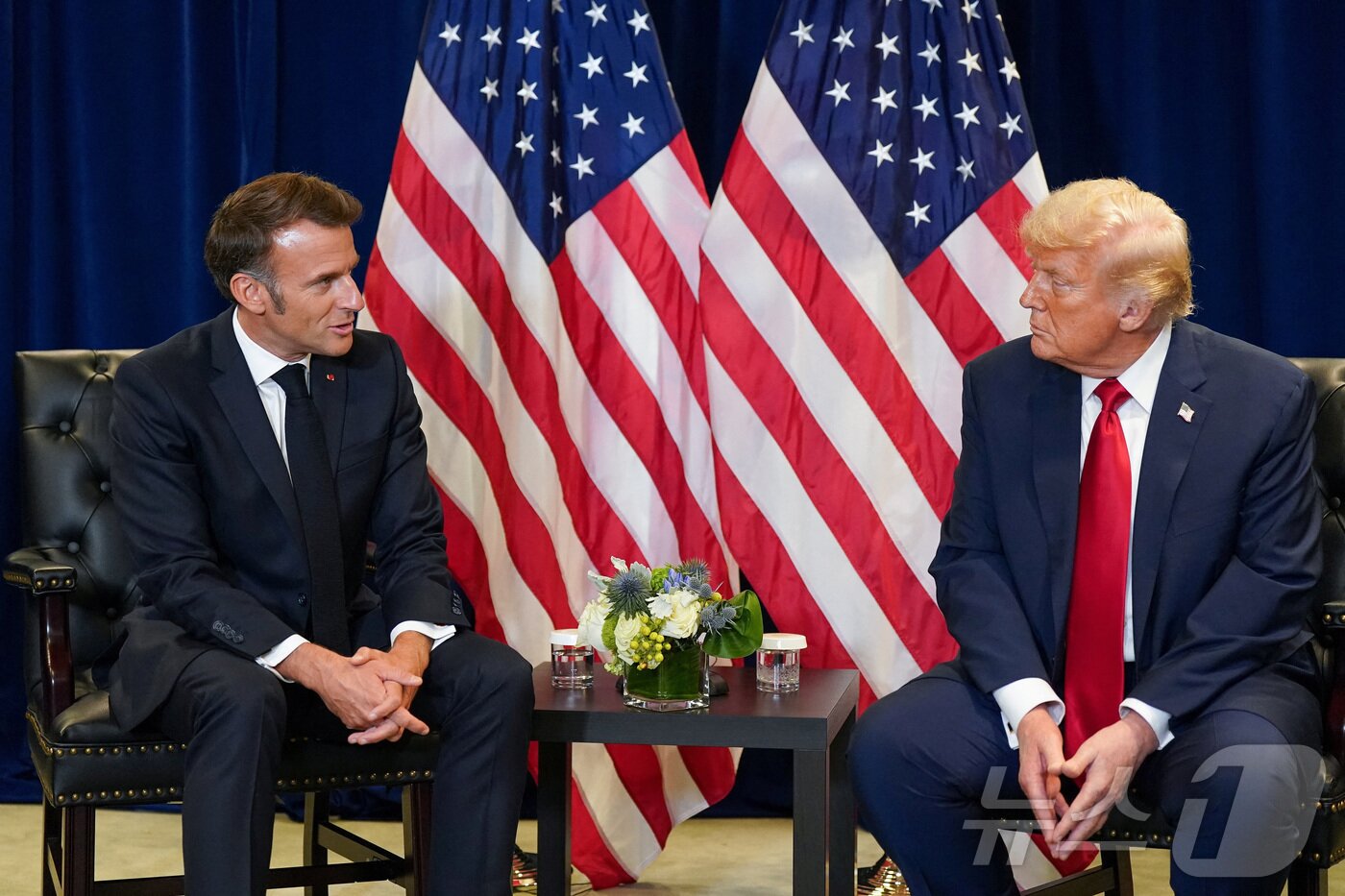 본문 이미지 - 도널드 트럼프 미국 대통령이 23일&#40;현지시간&#41; 미국 뉴욕에서 열린 제80차 유엔 총회에서 에마뉘엘 마크롱 프랑스 대통령과 회담하고 있다. 2025.09.23. ⓒ 로이터=뉴스1 ⓒ News1 류정민 특파원
