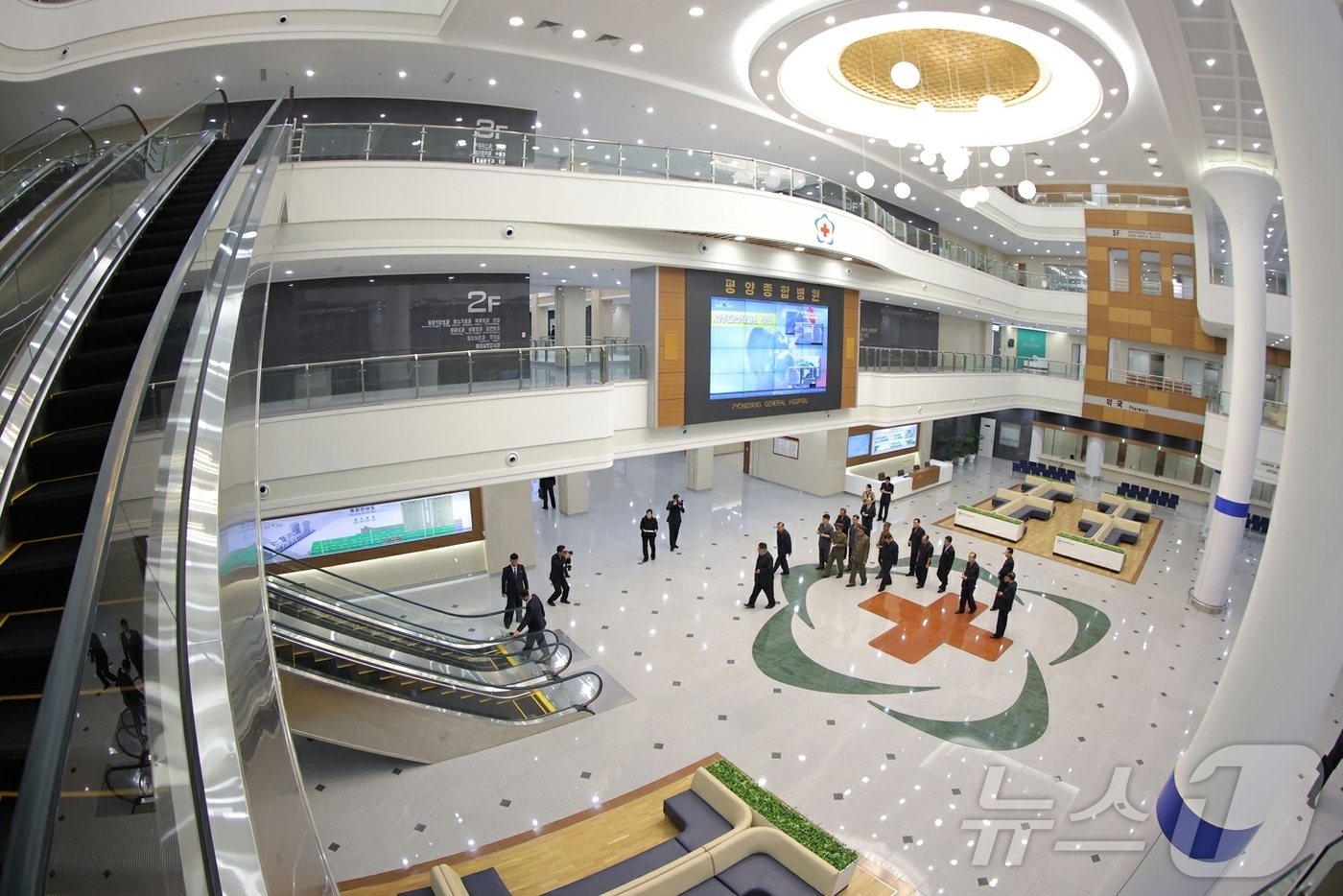 (평양 노동신문=뉴스1) = 북한 노동당 기관지 노동신문은 24일 김 총비서가 전날 준공을 앞둔 평양종합병원의 화상진단과, 구급과, 종합실험검사과와 치과, 내과집중치료과를 비롯한 …