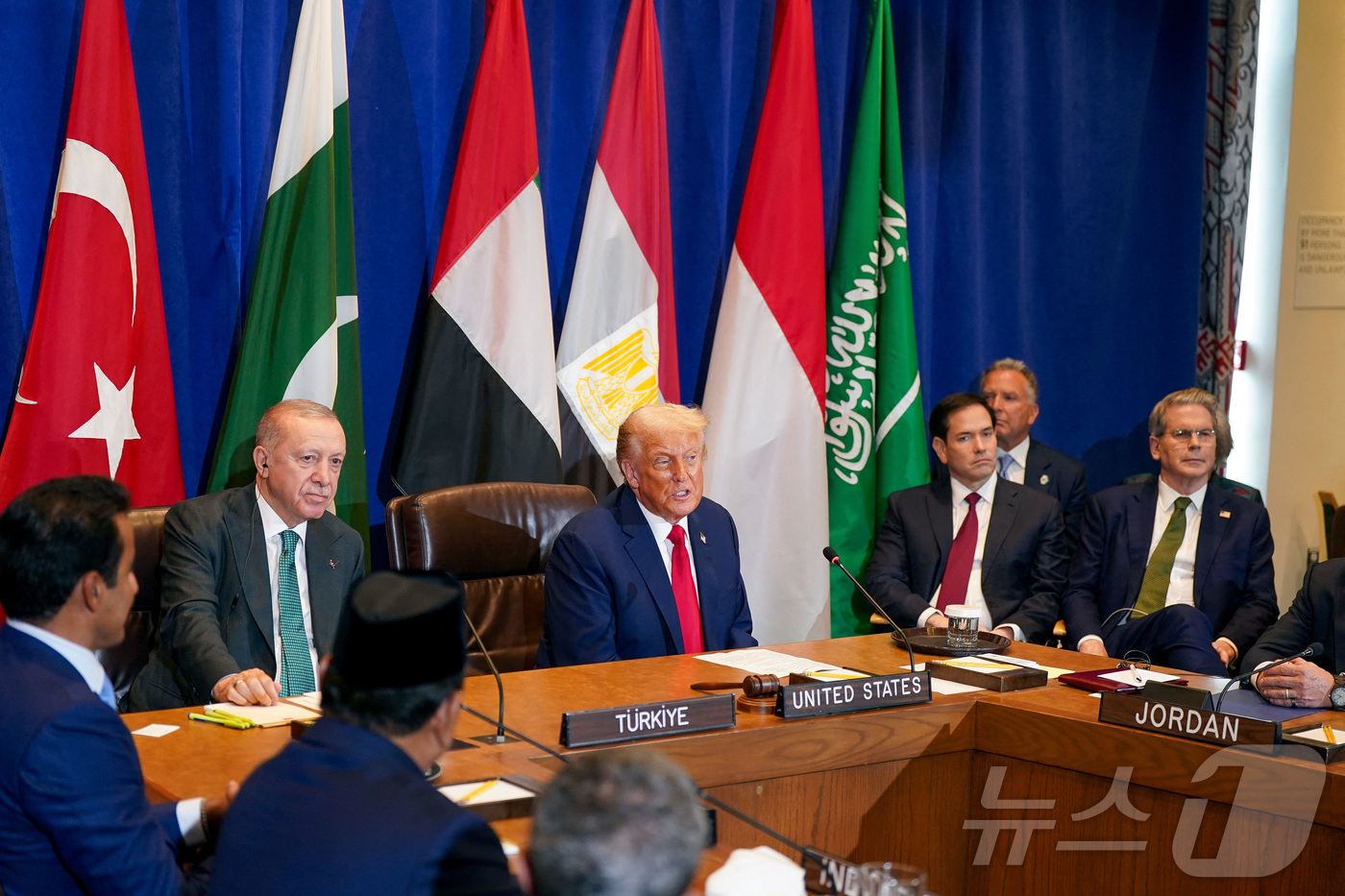 (뉴욕 로이터=뉴스1) 류정민 특파원 = 도널드 트럼프 미국 대통령이 23일(현지시간) 타이이프 에르도안 튀르키예 대통령을 비롯해 요르단, 사우디아라비아, 아랍에미리트, 카타르, …