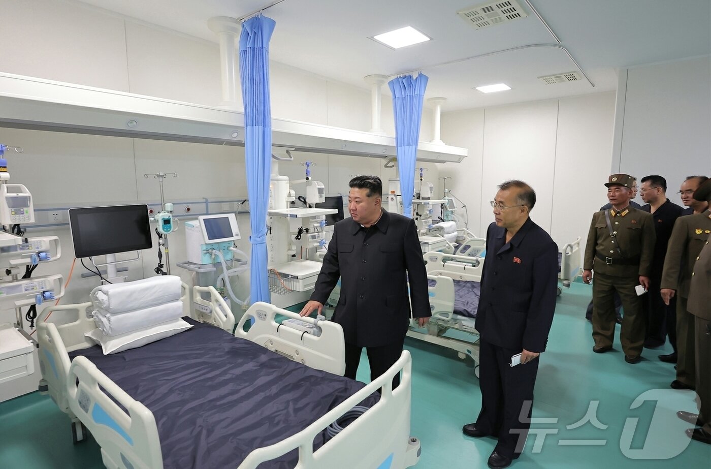 본문 이미지 - (평양 노동신문=뉴스1) = 북한 노동당 기관지 노동신문은 24일 김 총비서가 전날 준공을 앞둔 평양종합병원의 화상진단과, 구급과, 종합실험검사과와 치과, 내과집중치료과를 비롯한 전문과들, 종합수술실, 입원실과 학술토론회장, 직승기(헬리콥터)착륙장 등 여러 곳을 돌아봤다고 보도했다. [국내에서만 사용가능. 재배포 금지. DB 금지. For Use Only in the Republic of Korea. Redistribution Prohibited] rodongphoto@news1.kr