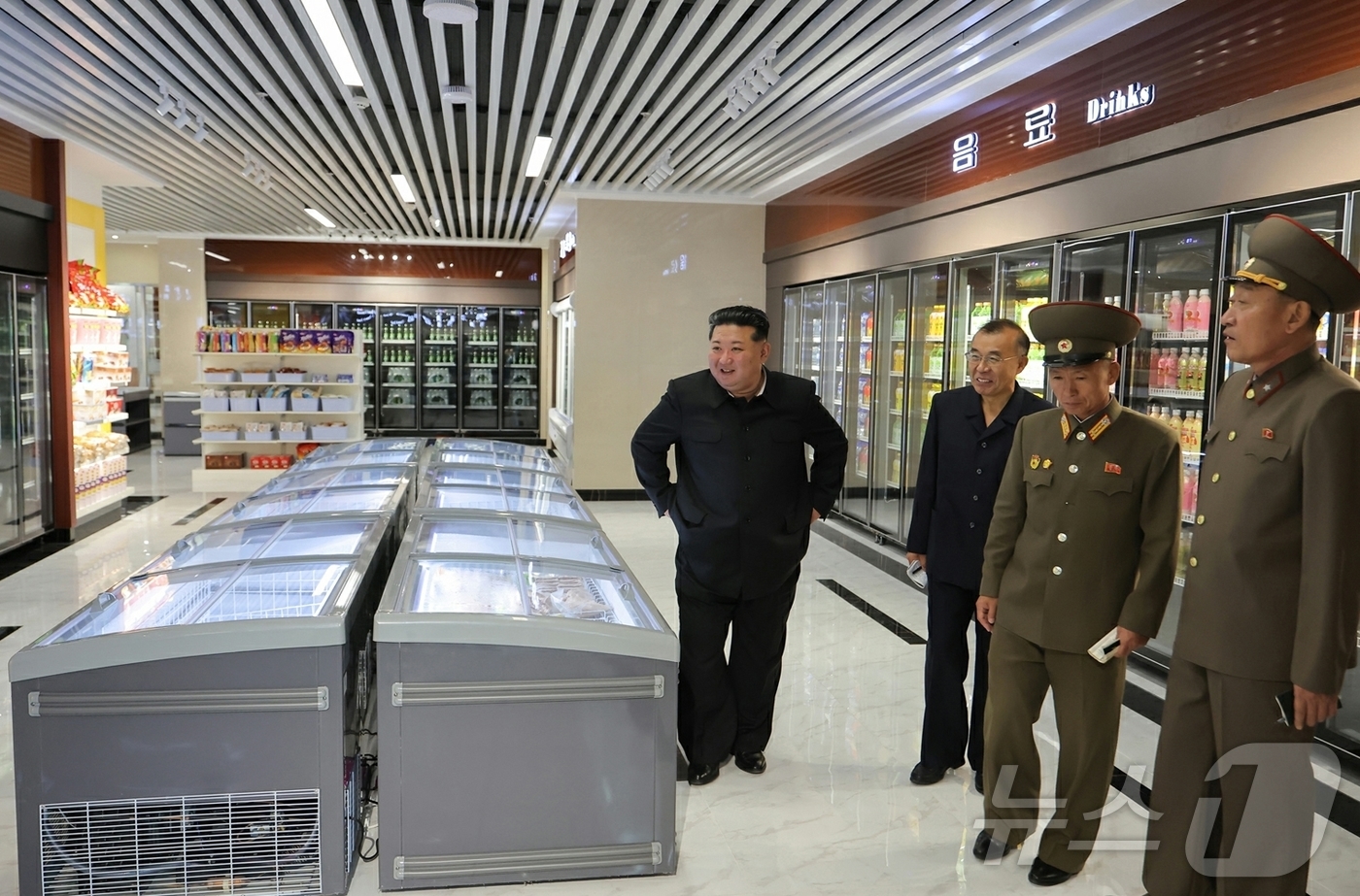 (평양 노동신문=뉴스1) = 북한 노동당 기관지 노동신문은 24일 김 총비서가 전날 준공을 앞둔 평양종합병원의 화상진단과, 구급과, 종합실험검사과와 치과, 내과집중치료과를 비롯한 …