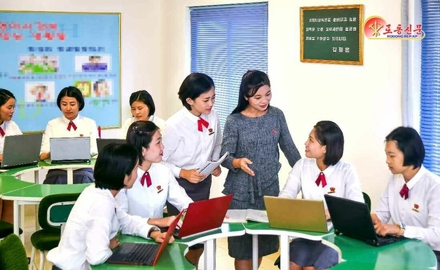 "간부 올 땐 치마 입어라"…北 여성 교사들 '황당한 복장 요구'