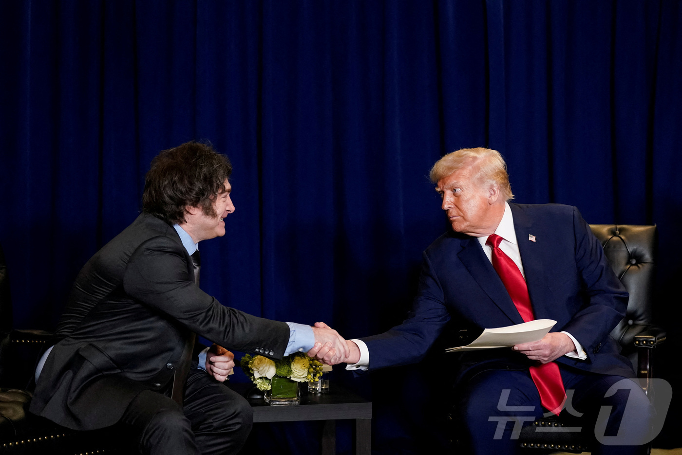 (뉴욕 로이터=뉴스1) 권준언 기자 = 23일(현지시간) 미국 뉴욕에서 열린 제80차 유엔 총회에서 하비에르 밀레이 아르헨티나 대통령(왼쪽)이 도널드 트럼프 미국 대통령과 악수하고 …