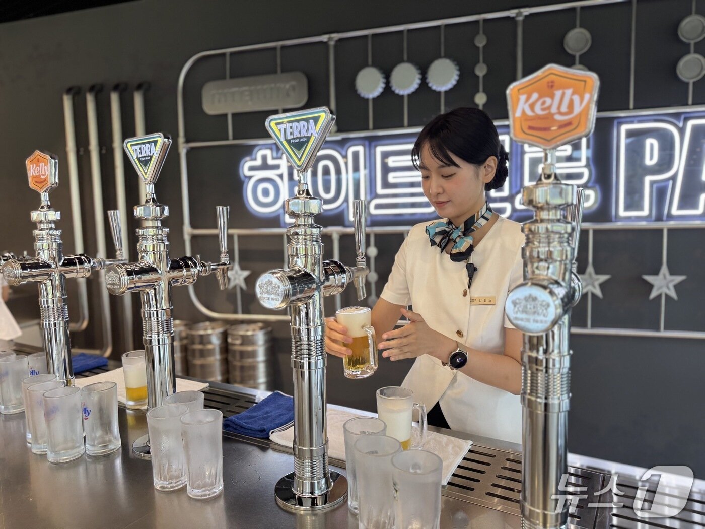 본문 이미지 - 하이트진로 강원공장 견학로에 시음존이 마련됐다./뉴스1 ⓒ News1 이강 기자