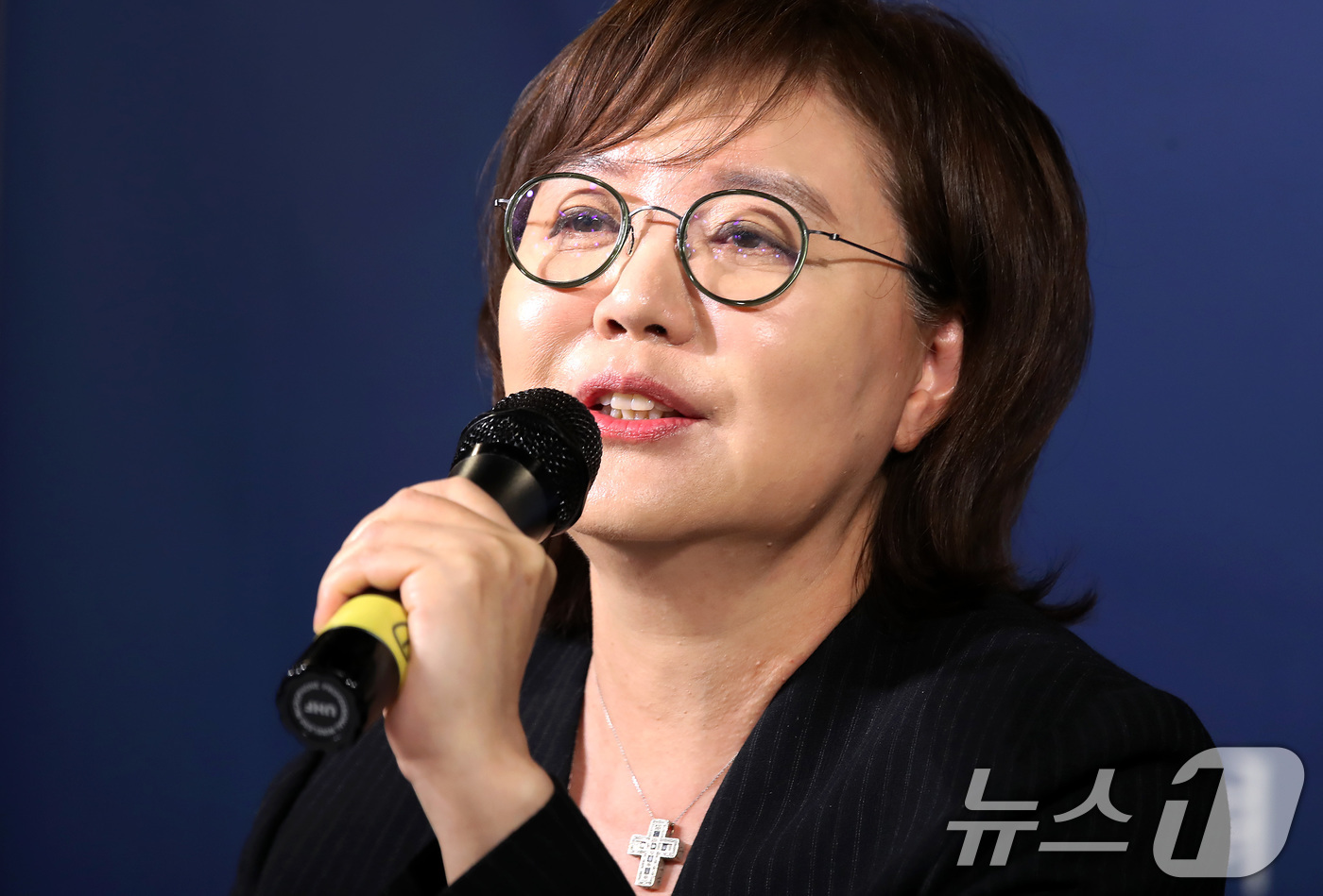 (대구=뉴스1) 공정식 기자 = 양금희 경상북도 경제부지사가 24일 오전 대구 남구 이천동 대구아트파크에서 열린 아시아포럼21 정책토론회에 참석해 취재진 질문에 답하고 있다. 20 …