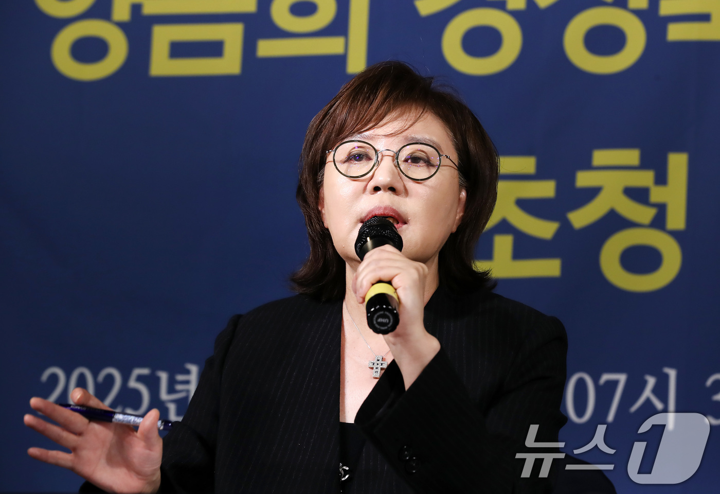 (대구=뉴스1) 공정식 기자 = 양금희 경상북도 경제부지사가 24일 오전 대구 남구 이천동 대구아트파크에서 열린 아시아포럼21 정책토론회에 참석해 취재진 질문에 답하고 있다. 20 …