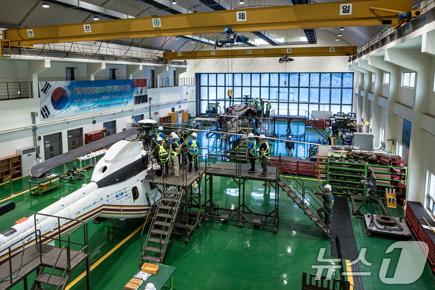 (서울=뉴스1) = 육군은 오는 26일까지 충남 논산 육군항공학교에서 '육군 국제과정 수리온 정비 교육'을 실시하고 있다고 24일 밝혔다.육군항공학교에서 이라크 교육생들이 수리온 …