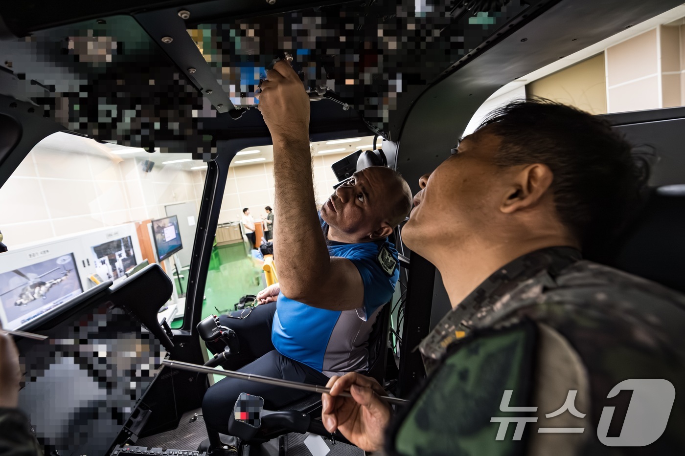 (서울=뉴스1) = 육군은 오는 26일까지 충남 논산 육군항공학교에서 '육군 국제과정 수리온 정비 교육'을 실시하고 있다고 24일 밝혔다.이라크 교육생이 한국군 교관으로부터 수리온 …