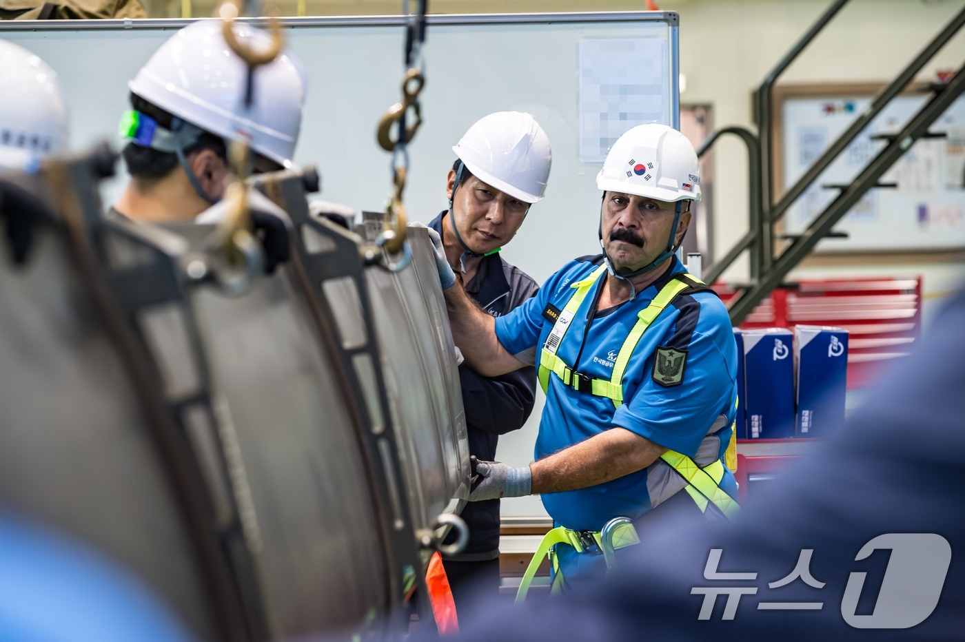 (서울=뉴스1) = 육군은 오는 26일까지 충남 논산 육군항공학교에서 '육군 국제과정 수리온 정비 교육'을 실시하고 있다고 24일 밝혔다.이라크 교육생들이 한국군 교관 및 조교의 …
