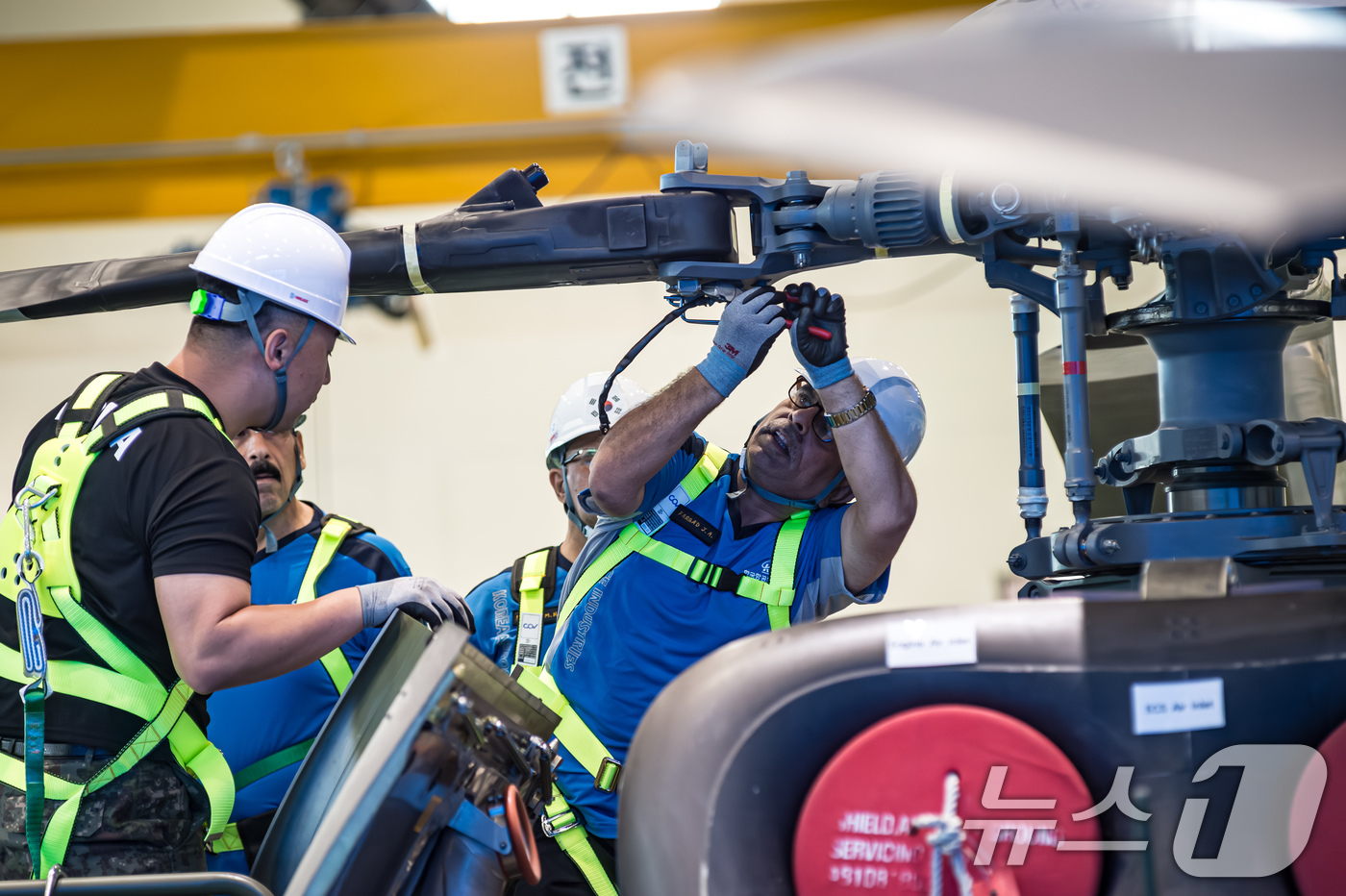 (서울=뉴스1) = 육군은 오는 26일까지 충남 논산 육군항공학교에서 '육군 국제과정 수리온 정비 교육'을 실시하고 있다고 24일 밝혔다.이라크 교육생들이 한국군 교관 및 조교의 …