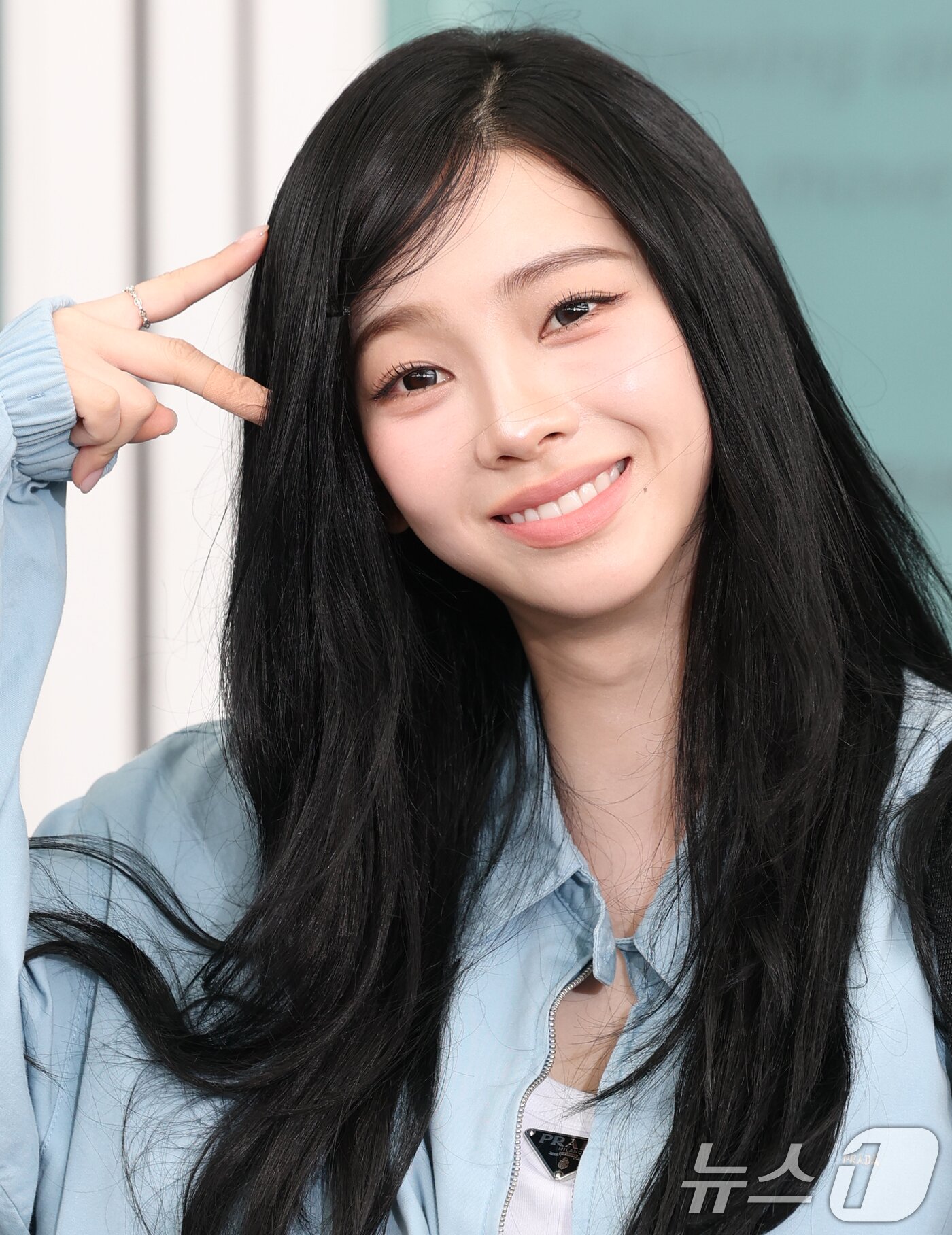 본문 이미지 - 에스파 카리나가 해외 일정을 위해 24일 오전 인천국제공항을 통해 밀라노로 출국하기 전 인사를 하고 있다. ⓒ News1 권현진 기자