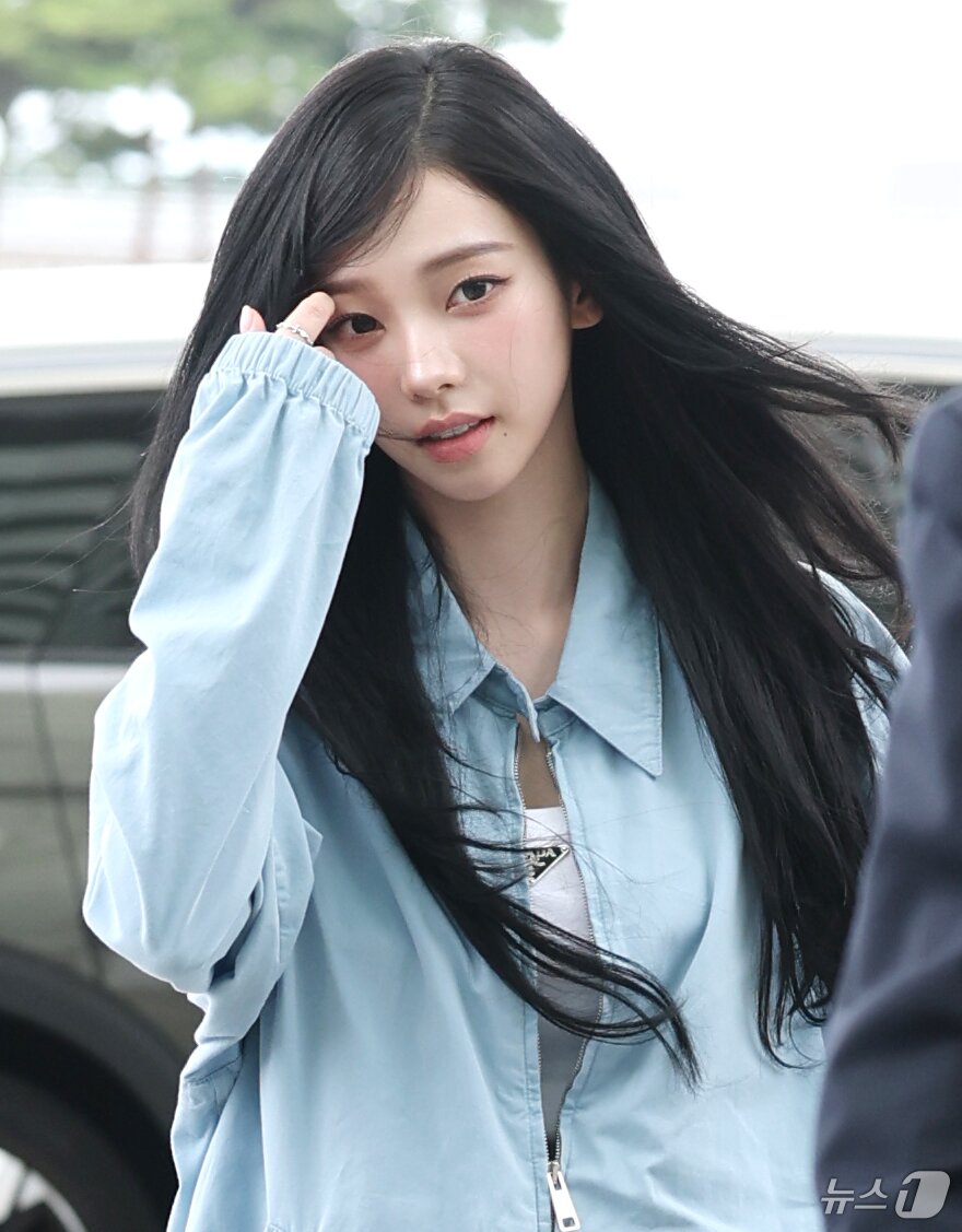 본문 이미지 - 에스파 카리나가 해외 일정을 위해 24일 오전 인천국제공항을 통해 밀라노로 출국하고 있다. ⓒ News1 권현진 기자