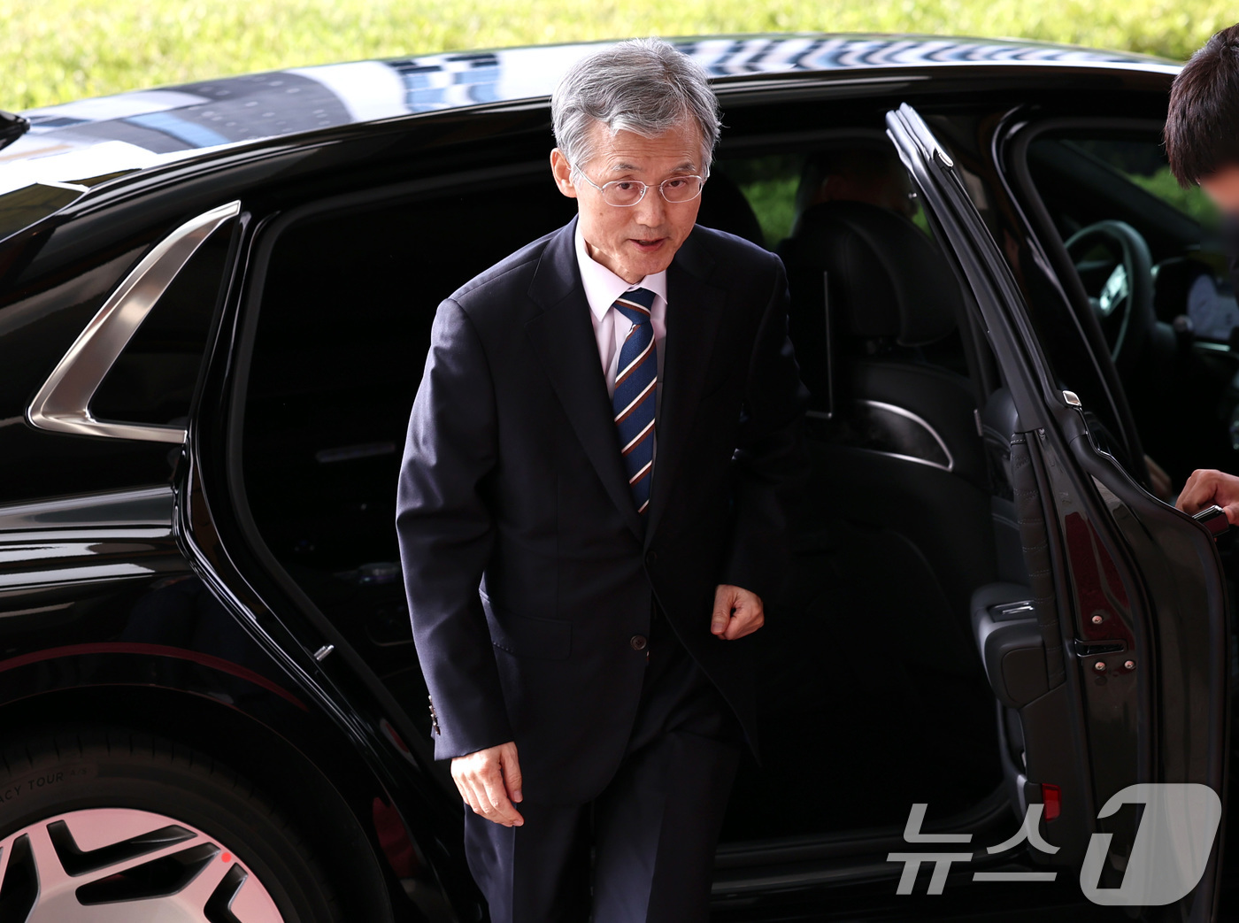 (서울=뉴스1) 구윤성 기자 = 조희대 대법원장이 24일 오전 서울 서초구 대법원으로 출근하고 있다. 2025.9.24/뉴스1