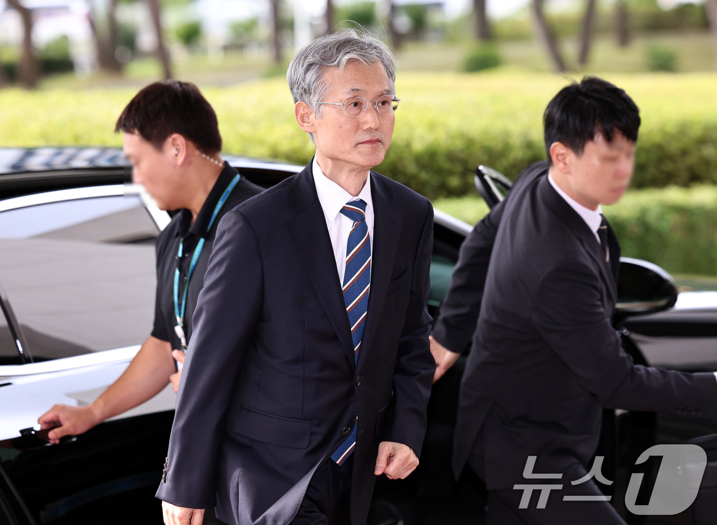 (서울=뉴스1) 구윤성 기자 = 조희대 대법원장이 24일 오전 서울 서초구 대법원으로 출근하고 있다. 2025.9.24/뉴스1