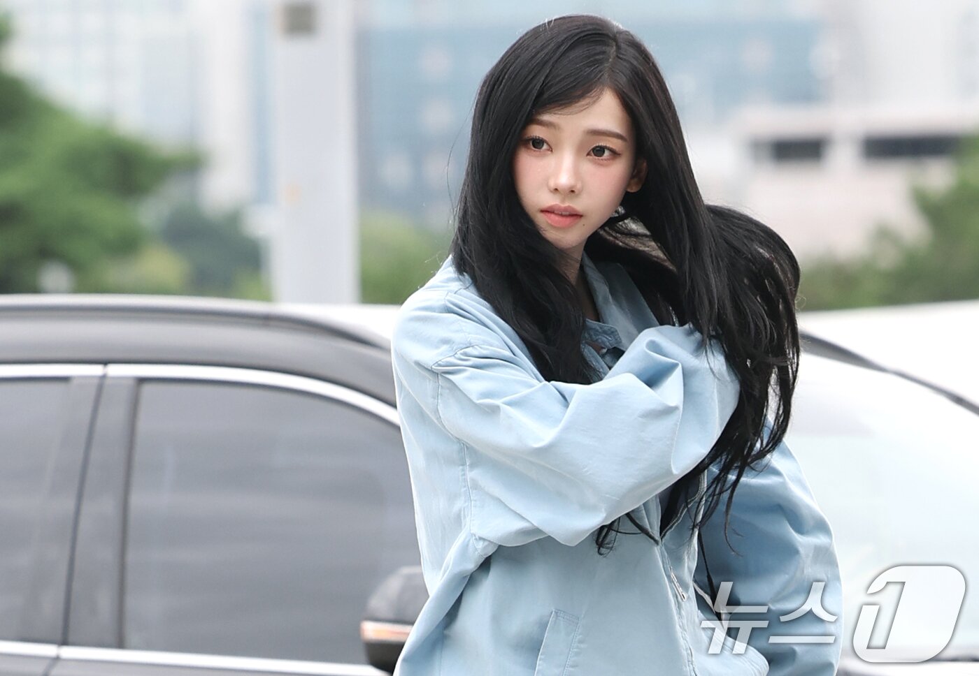 본문 이미지 - 에스파 카리나가 해외 일정을 위해 24일 오전 인천국제공항에 도착해 출국장으로 향하고 있다. ⓒ News1 권현진 기자