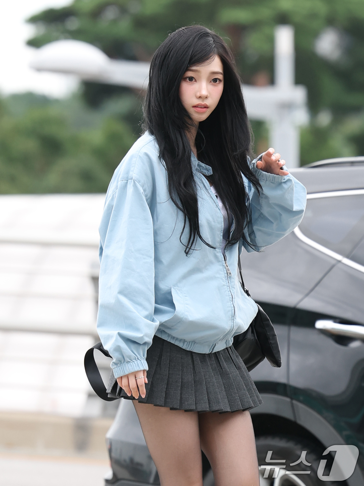 (인천공항=뉴스1) 권현진 기자 = 에스파 카리나가 해외 일정을 위해 24일 오전 인천국제공항을 통해 밀라노로 출국하기 전 인사를 하고 있다. 2025.9.24/뉴스1