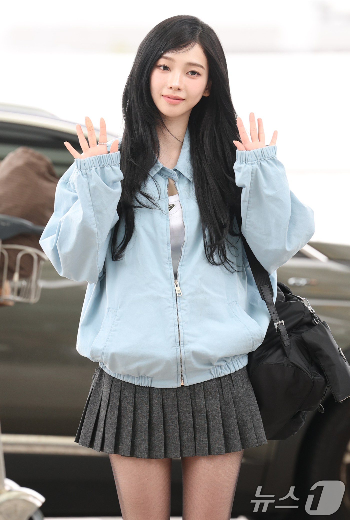 (인천공항=뉴스1) 권현진 기자 = 에스파 카리나가 해외 일정을 위해 24일 오전 인천국제공항을 통해 밀라노로 출국하기 전 인사를 하고 있다. 2025.9.24/뉴스1
