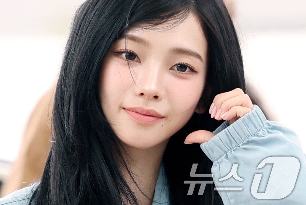 본문 이미지 - 에스파 카리나가 해외 일정을 위해 24일 오전 인천국제공항을 통해 밀라노로 출국하기 전 볼 하트로 인사를 전하고 있다. ⓒ News1 권현진 기자